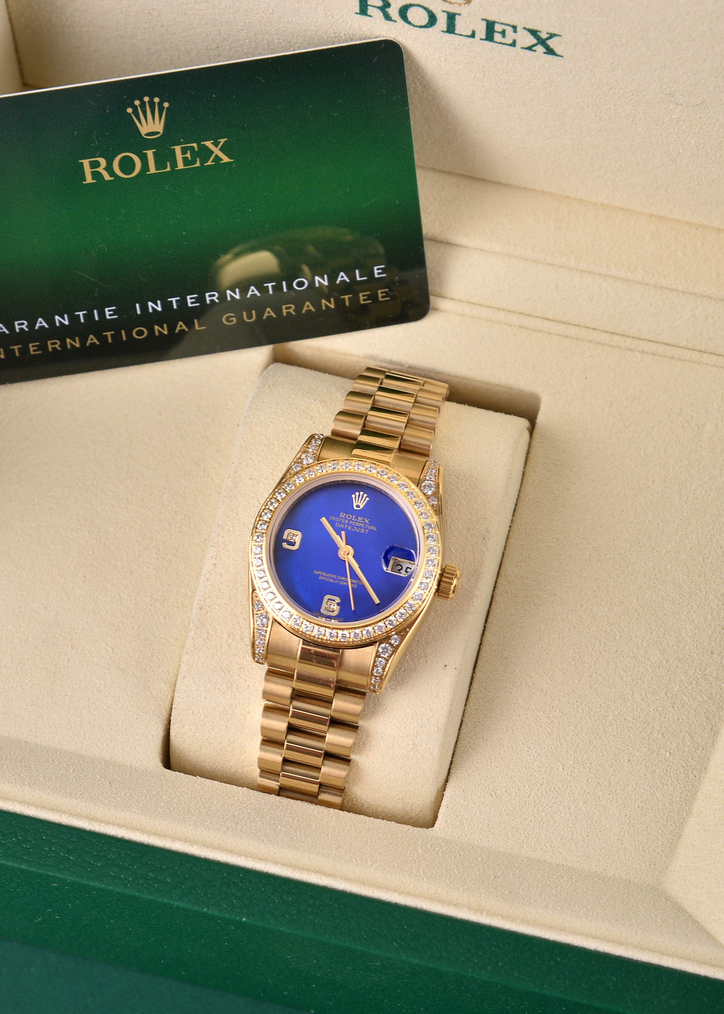 💰500🔰【珍珠贝母彩色表盘】【四耳位镶钻的腕表】，劳力士日志型（Datejust）31系列，是劳力士专为女性设计的经典款型。

核心特征与对应型号要点

1. 尺寸与材质

◦ 表径31mm，表壳多采用黄金/玫瑰金/黄金钢（蚝式钢+黄金）材质，

◦ 珍珠贝母表盘为天然材质，无人工着色，彩色盘面（粉、紫、橙、红等）均为贝母天然纹理与色泽，每枚表盘独一无二。

2. 镶钻与设计

◦ 四耳位（表耳）镶钻为定制/高端款特征，原厂基础款多为表盘刻度镶钻+外圈镶钻，表耳镶钻多为后镶钻或高级定制版。