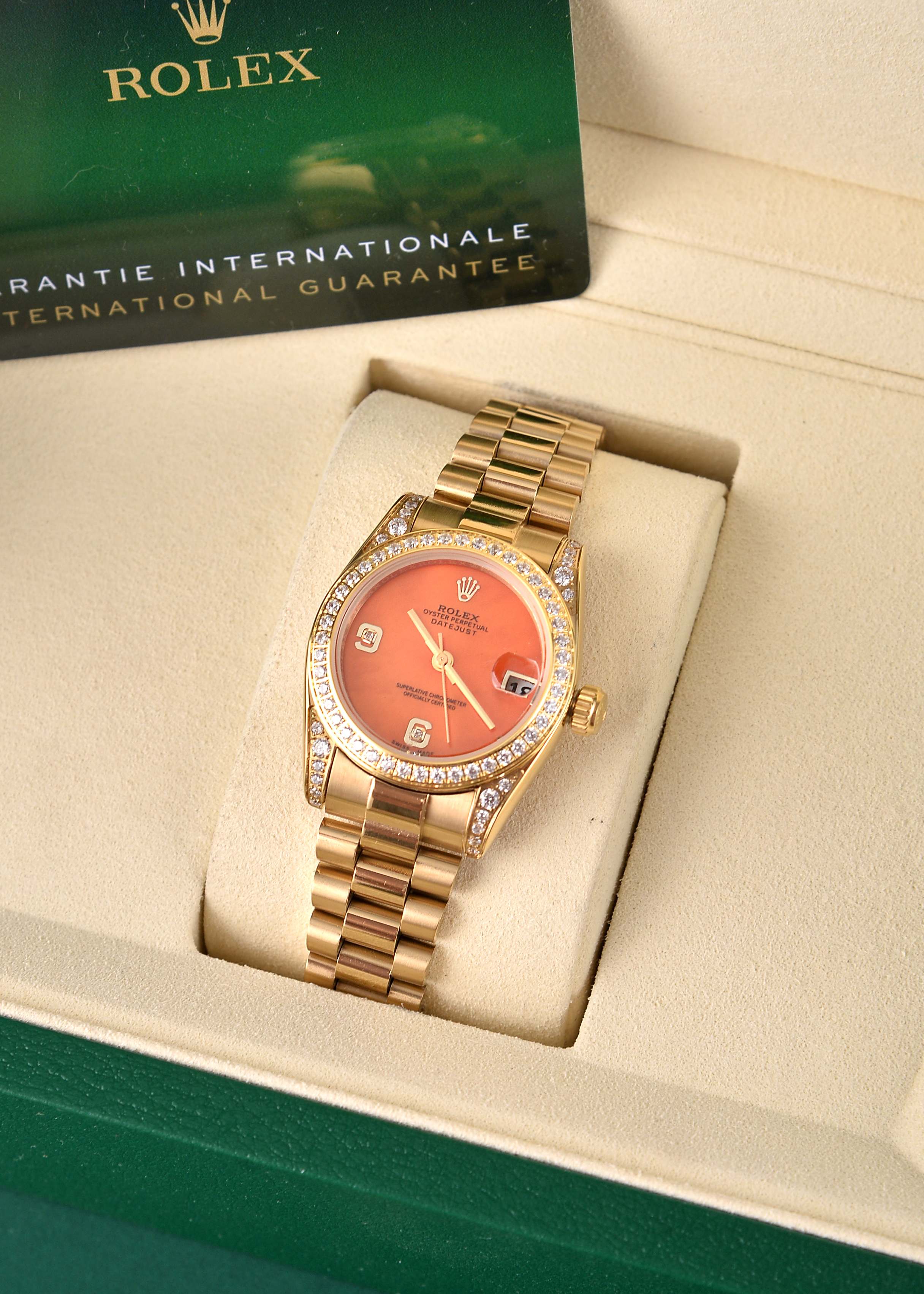 💰500🔰【珍珠贝母彩色表盘】【四耳位镶钻的腕表】，劳力士日志型（Datejust）31系列，是劳力士专为女性设计的经典款型。

核心特征与对应型号要点

1. 尺寸与材质

◦ 表径31mm，表壳多采用黄金/玫瑰金/黄金钢（蚝式钢+黄金）材质，

◦ 珍珠贝母表盘为天然材质，无人工着色，彩色盘面（粉、紫、橙、红等）均为贝母天然纹理与色泽，每枚表盘独一无二。

2. 镶钻与设计

◦ 四耳位（表耳）镶钻为定制/高端款特征，原厂基础款多为表盘刻度镶钻+外圈镶钻，表耳镶钻多为后镶钻或高级定制版。