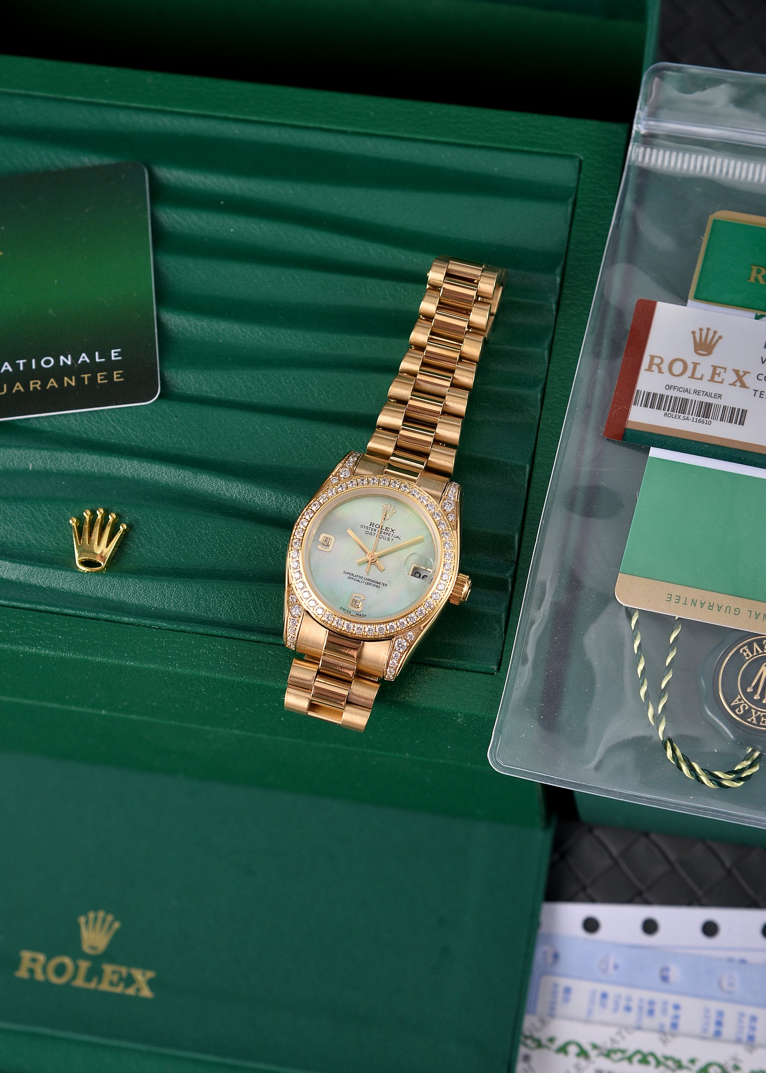 💰500🔰 【珍珠贝母彩色表盘】【四耳位镶钻的腕表】,劳力士日志型(Datejust)31系列,是劳力士专为女性设计的经典款型。
核心特征与对应型号要点
1. 尺寸与材质
◦ 表径31mm,表壳多采用黄金/玫瑰金/黄金钢(蚝式钢+黄金)材质,
◦ 珍珠贝母表盘为天然材质,无人工着色,彩色盘面(粉、紫、橙、红等)均为贝母天然纹理与色泽,每枚表盘独一无二。
2. 镶钻与设计
◦ 四耳位(表耳)镶钻为定制/高端款特征,原厂基础款多为表盘刻度镶钻+外圈镶钻,表耳镶钻多为后镶钻或高级定制版。