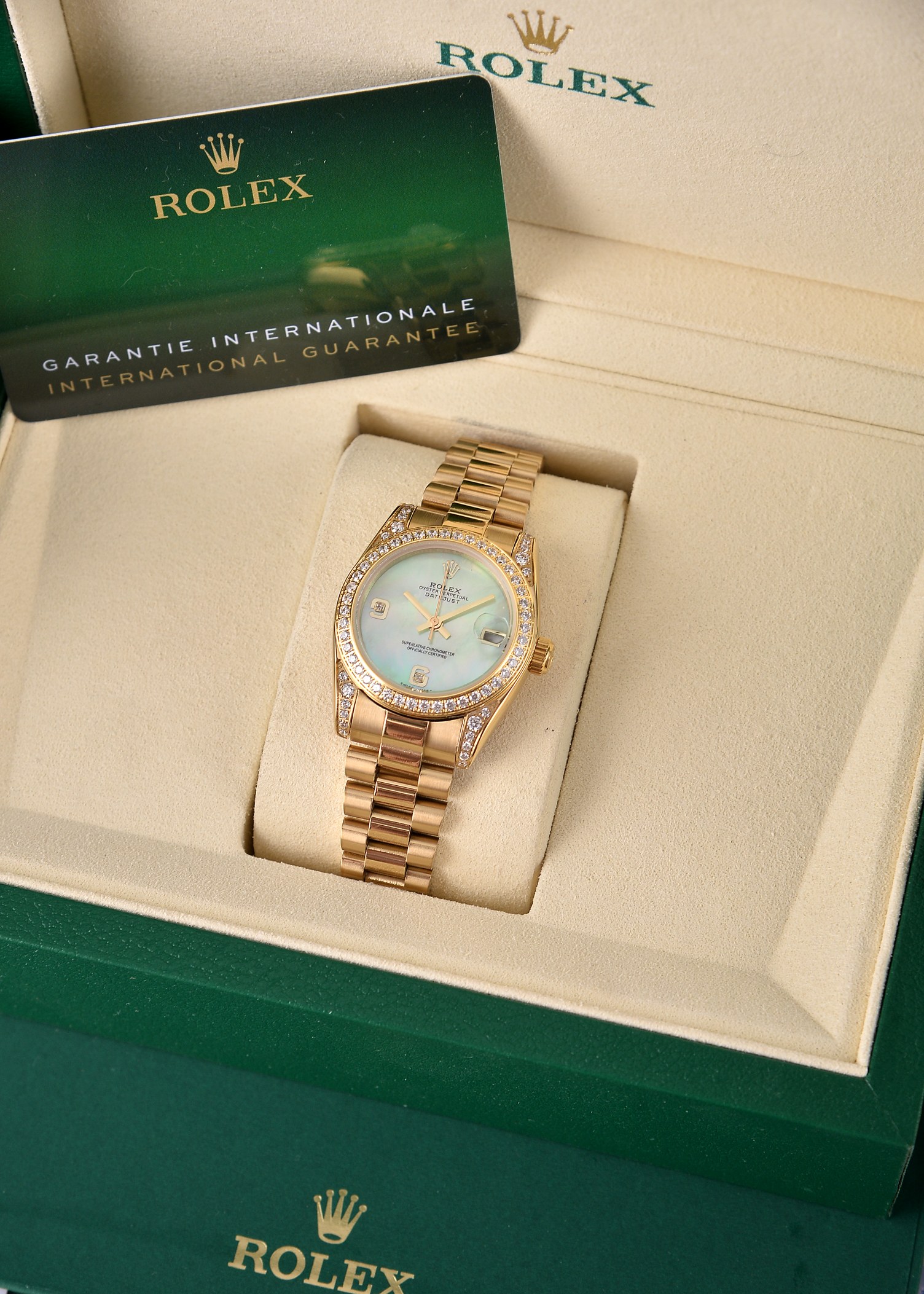 💰500🔰 【珍珠贝母彩色表盘】【四耳位镶钻的腕表】,劳力士日志型(Datejust)31系列,是劳力士专为女性设计的经典款型。
核心特征与对应型号要点
1. 尺寸与材质
◦ 表径31mm,表壳多采用黄金/玫瑰金/黄金钢(蚝式钢+黄金)材质,
◦ 珍珠贝母表盘为天然材质,无人工着色,彩色盘面(粉、紫、橙、红等)均为贝母天然纹理与色泽,每枚表盘独一无二。
2. 镶钻与设计
◦ 四耳位(表耳)镶钻为定制/高端款特征,原厂基础款多为表盘刻度镶钻+外圈镶钻,表耳镶钻多为后镶钻或高级定制版。