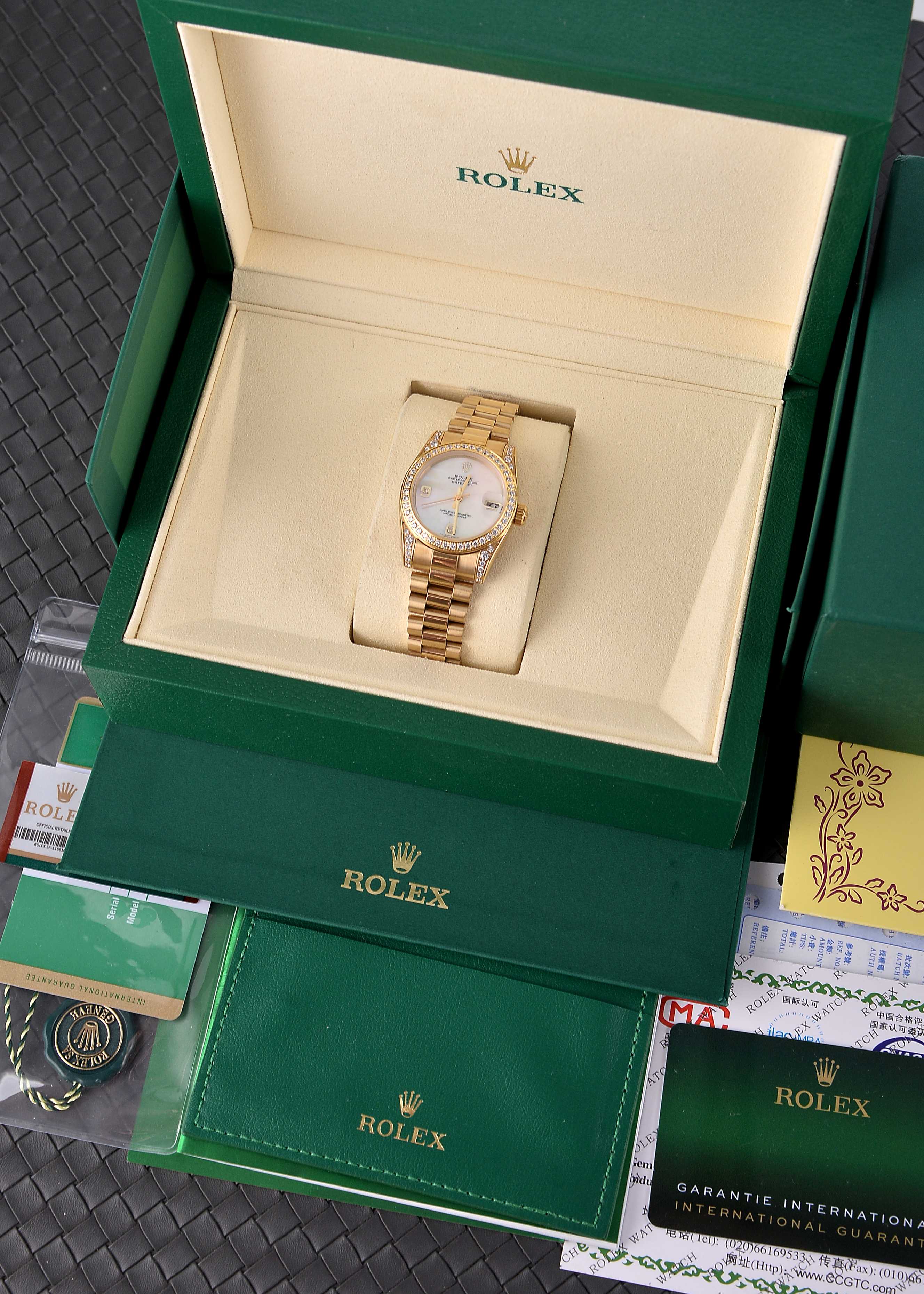 💰500🔰 【珍珠贝母彩色表盘】【四耳位镶钻的腕表】,劳力士日志型(Datejust)31系列,是劳力士专为女性设计的经典款型。
核心特征与对应型号要点
1. 尺寸与材质
◦ 表径31mm,表壳多采用黄金/玫瑰金/黄金钢(蚝式钢+黄金)材质,
◦ 珍珠贝母表盘为天然材质,无人工着色,彩色盘面(粉、紫、橙、红等)均为贝母天然纹理与色泽,每枚表盘独一无二。
2. 镶钻与设计
◦ 四耳位(表耳)镶钻为定制/高端款特征,原厂基础款多为表盘刻度镶钻+外圈镶钻,表耳镶钻多为后镶钻或高级定制版。