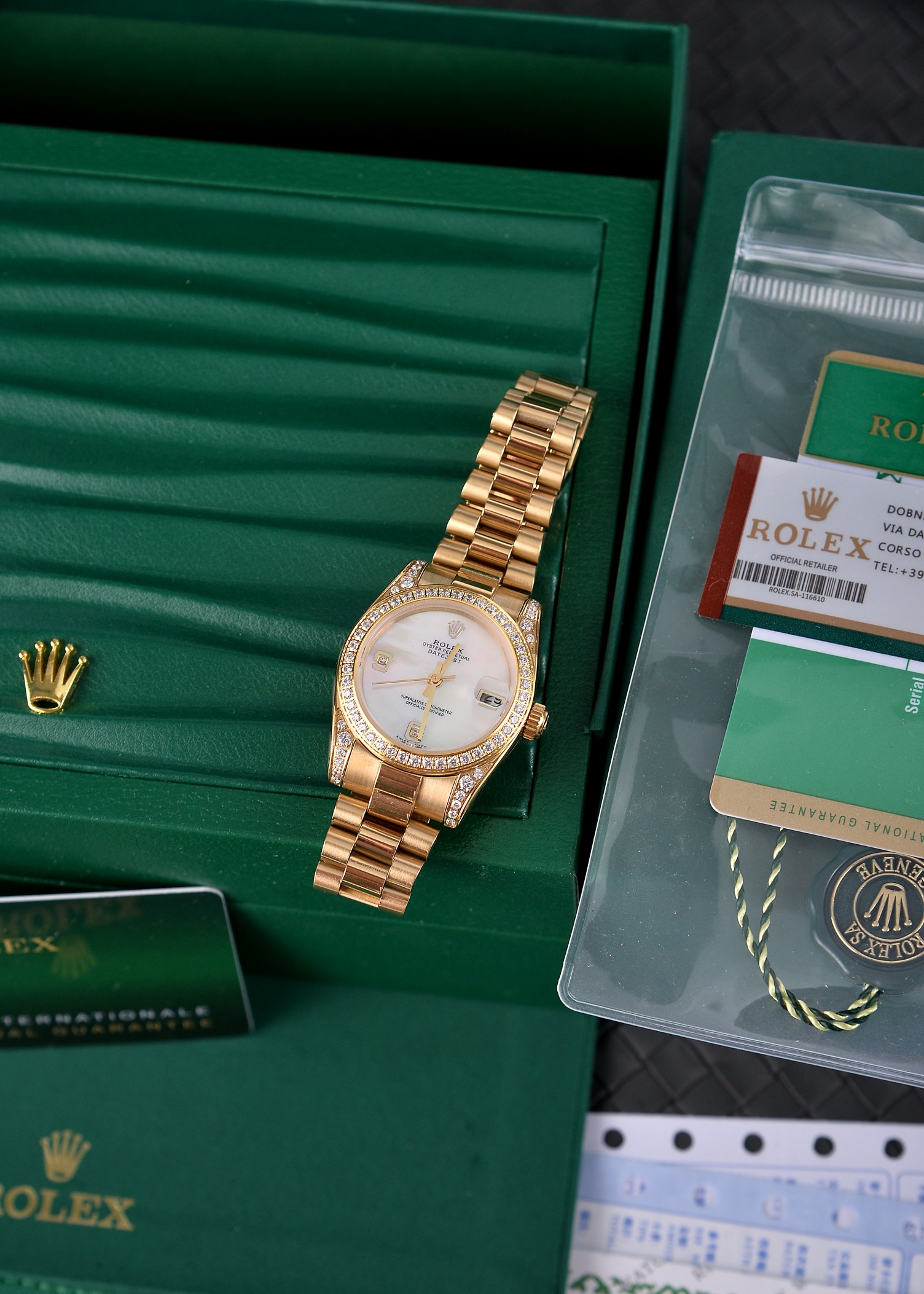 💰500🔰 【珍珠贝母彩色表盘】【四耳位镶钻的腕表】,劳力士日志型(Datejust)31系列,是劳力士专为女性设计的经典款型。
核心特征与对应型号要点
1. 尺寸与材质
◦ 表径31mm,表壳多采用黄金/玫瑰金/黄金钢(蚝式钢+黄金)材质,
◦ 珍珠贝母表盘为天然材质,无人工着色,彩色盘面(粉、紫、橙、红等)均为贝母天然纹理与色泽,每枚表盘独一无二。
2. 镶钻与设计
◦ 四耳位(表耳)镶钻为定制/高端款特征,原厂基础款多为表盘刻度镶钻+外圈镶钻,表耳镶钻多为后镶钻或高级定制版。