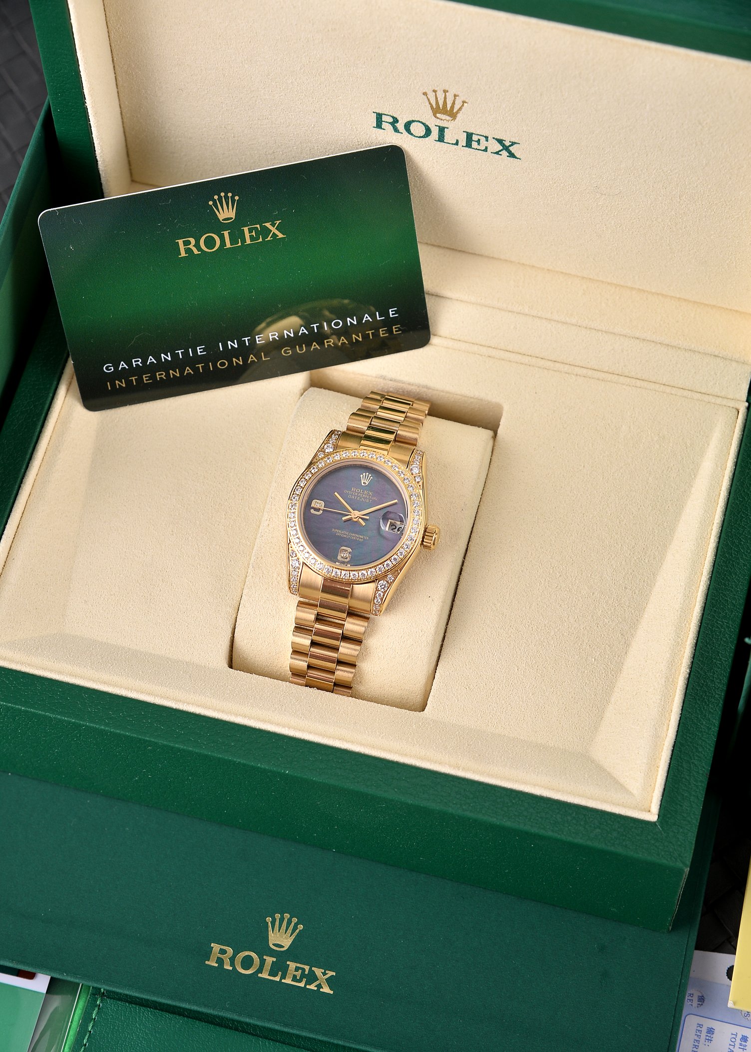 💰500🔰  【珍珠贝母彩色表盘】【四耳位镶钻的腕表】，劳力士日志型（Datejust）31系列，是劳力士专为女性设计的经典款型。

核心特征与对应型号要点

1. 尺寸与材质

◦ 表径31mm，表壳多采用黄金/玫瑰金/黄金钢（蚝式钢+黄金）材质，

◦ 珍珠贝母表盘为天然材质，无人工着色，彩色盘面（粉、紫、橙、红等）均为贝母天然纹理与色泽，每枚表盘独一无二。

2. 镶钻与设计

◦ 四耳位（表耳）镶钻为定制/高端款特征，原厂基础款多为表盘刻度镶钻+外圈镶钻，表耳镶钻多为后镶钻或高级定制版。