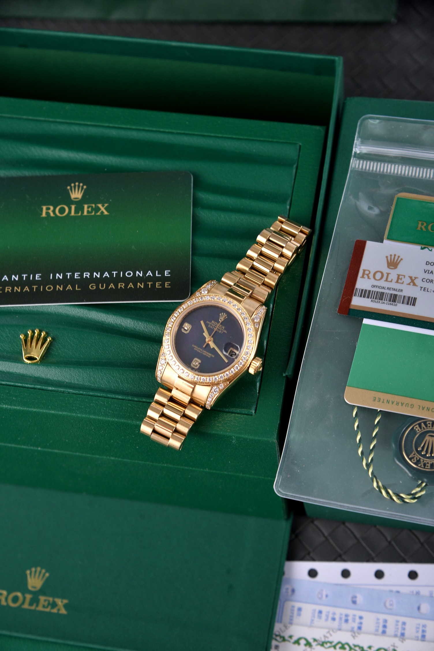 💰500🔰  【珍珠贝母彩色表盘】【四耳位镶钻的腕表】，劳力士日志型（Datejust）31系列，是劳力士专为女性设计的经典款型。

核心特征与对应型号要点

1. 尺寸与材质

◦ 表径31mm，表壳多采用黄金/玫瑰金/黄金钢（蚝式钢+黄金）材质，

◦ 珍珠贝母表盘为天然材质，无人工着色，彩色盘面（粉、紫、橙、红等）均为贝母天然纹理与色泽，每枚表盘独一无二。

2. 镶钻与设计

◦ 四耳位（表耳）镶钻为定制/高端款特征，原厂基础款多为表盘刻度镶钻+外圈镶钻，表耳镶钻多为后镶钻或高级定制版。