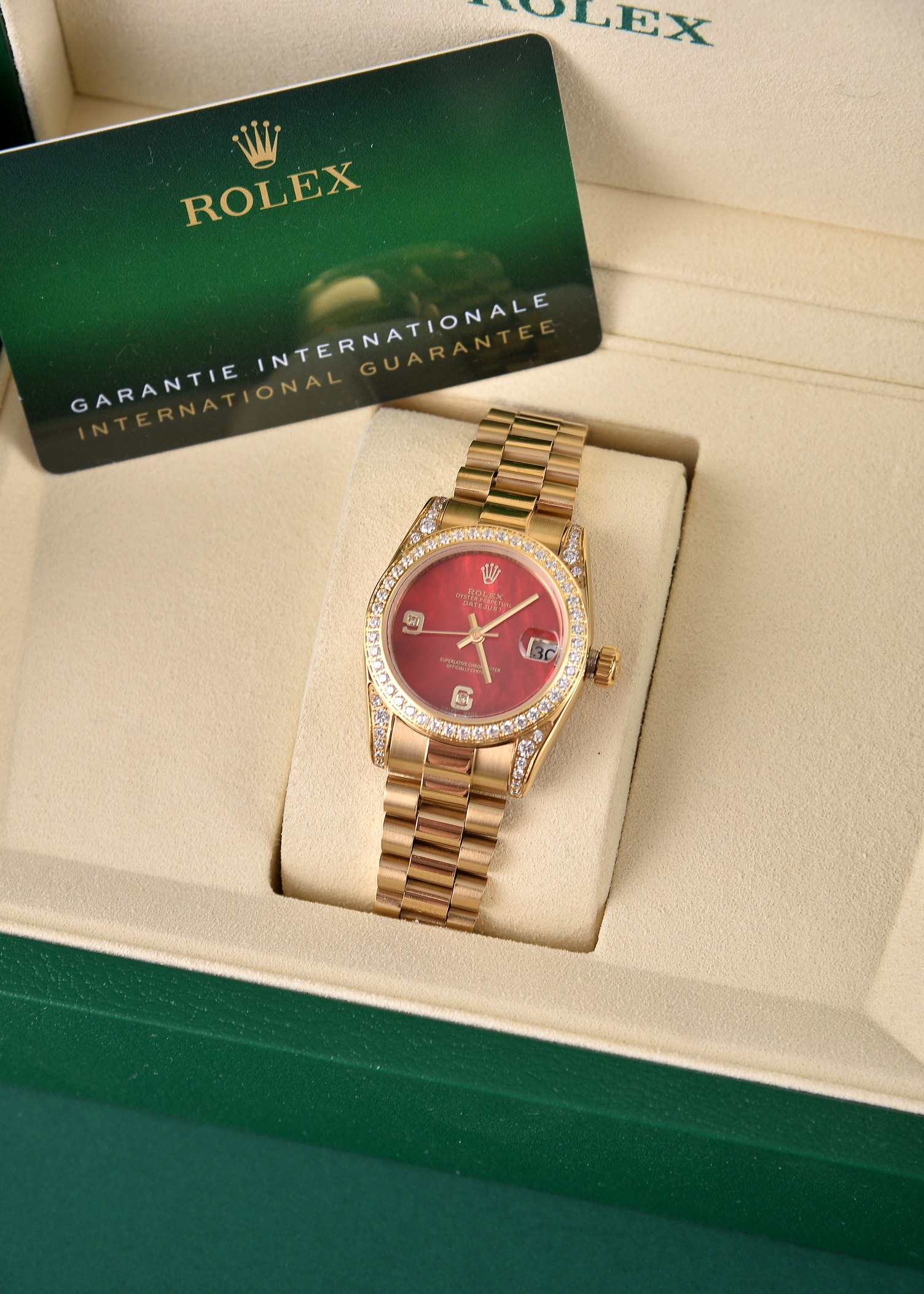 💰500🔰  【珍珠贝母彩色表盘】【四耳位镶钻的腕表】，劳力士日志型（Datejust）31系列，是劳力士专为女性设计的经典款型。

核心特征与对应型号要点

1. 尺寸与材质

◦ 表径31mm，表壳多采用黄金/玫瑰金/黄金钢（蚝式钢+黄金）材质，

◦ 珍珠贝母表盘为天然材质，无人工着色，彩色盘面（粉、紫、橙、红等）均为贝母天然纹理与色泽，每枚表盘独一无二。

2. 镶钻与设计

◦ 四耳位（表耳）镶钻为定制/高端款特征，原厂基础款多为表盘刻度镶钻+外圈镶钻，表耳镶钻多为后镶钻或高级定制版。