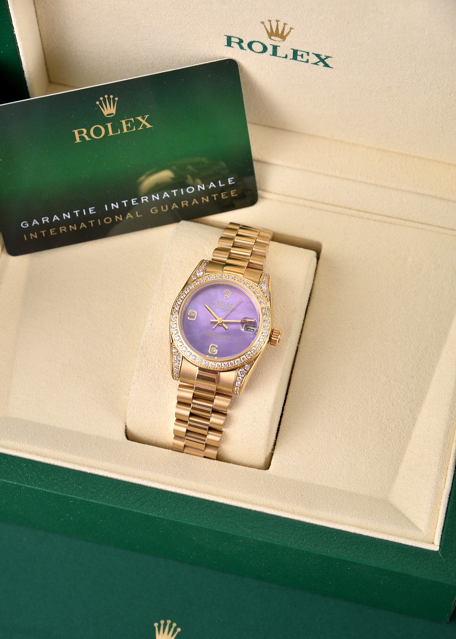 💰500🔰  【珍珠贝母彩色表盘】【四耳位镶钻的腕表】，劳力士日志型（Datejust）31系列，是劳力士专为女性设计的经典款型。

核心特征与对应型号要点

1. 尺寸与材质

◦ 表径31mm，表壳多采用黄金/玫瑰金/黄金钢（蚝式钢+黄金）材质，

◦ 珍珠贝母表盘为天然材质，无人工着色，彩色盘面（粉、紫、橙、红等）均为贝母天然纹理与色泽，每枚表盘独一无二。

2. 镶钻与设计

◦ 四耳位（表耳）镶钻为定制/高端款特征，原厂基础款多为表盘刻度镶钻+外圈镶钻，表耳镶钻多为后镶钻或高级定制版。