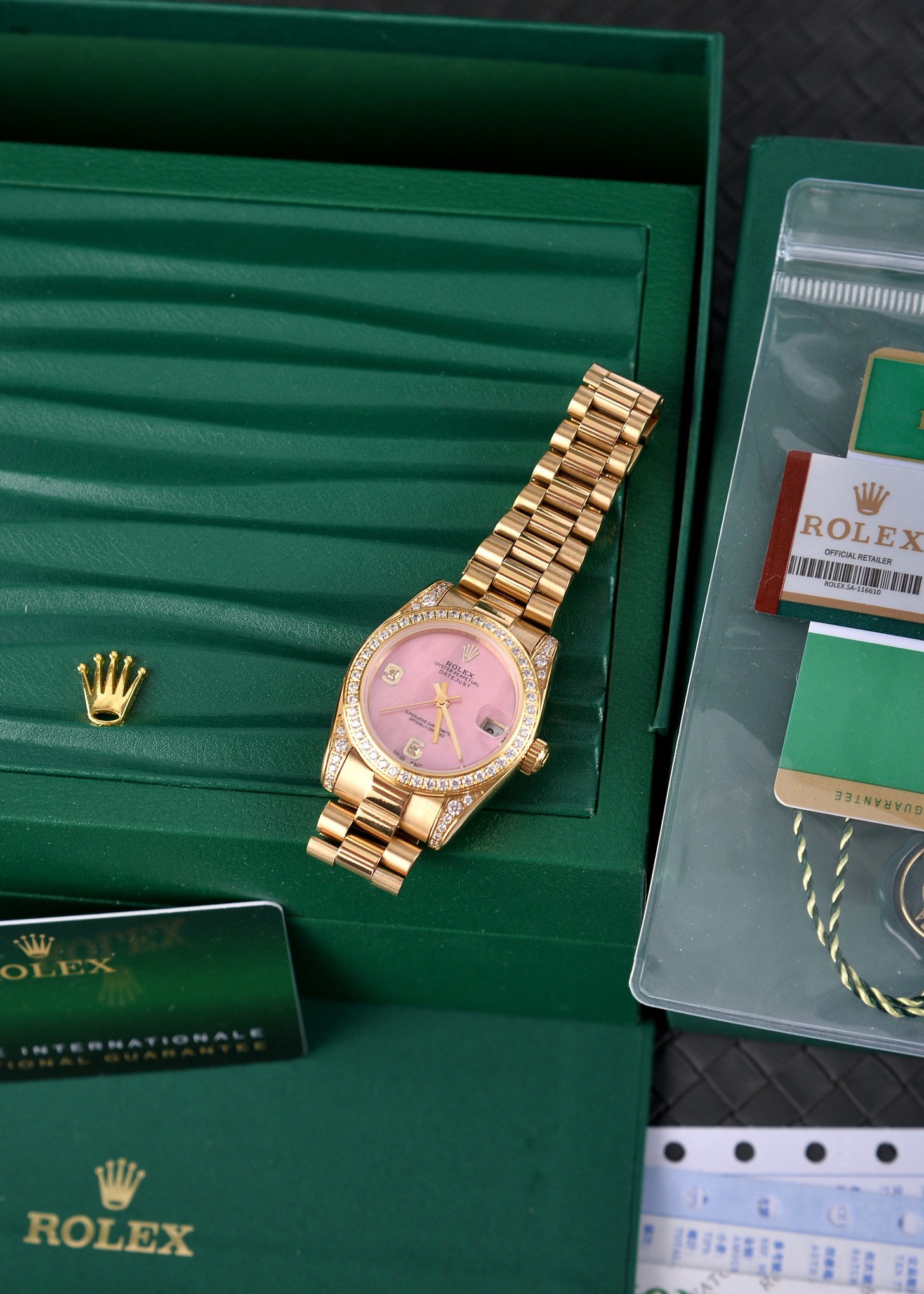 💰500🔰  【珍珠贝母彩色表盘】【四耳位镶钻的腕表】，劳力士日志型（Datejust）31系列，是劳力士专为女性设计的经典款型。

核心特征与对应型号要点

1. 尺寸与材质

◦ 表径31mm，表壳多采用黄金/玫瑰金/黄金钢（蚝式钢+黄金）材质，

◦ 珍珠贝母表盘为天然材质，无人工着色，彩色盘面（粉、紫、橙、红等）均为贝母天然纹理与色泽，每枚表盘独一无二。

2. 镶钻与设计

◦ 四耳位（表耳）镶钻为定制/高端款特征，原厂基础款多为表盘刻度镶钻+外圈镶钻，表耳镶钻多为后镶钻或高级定制版。