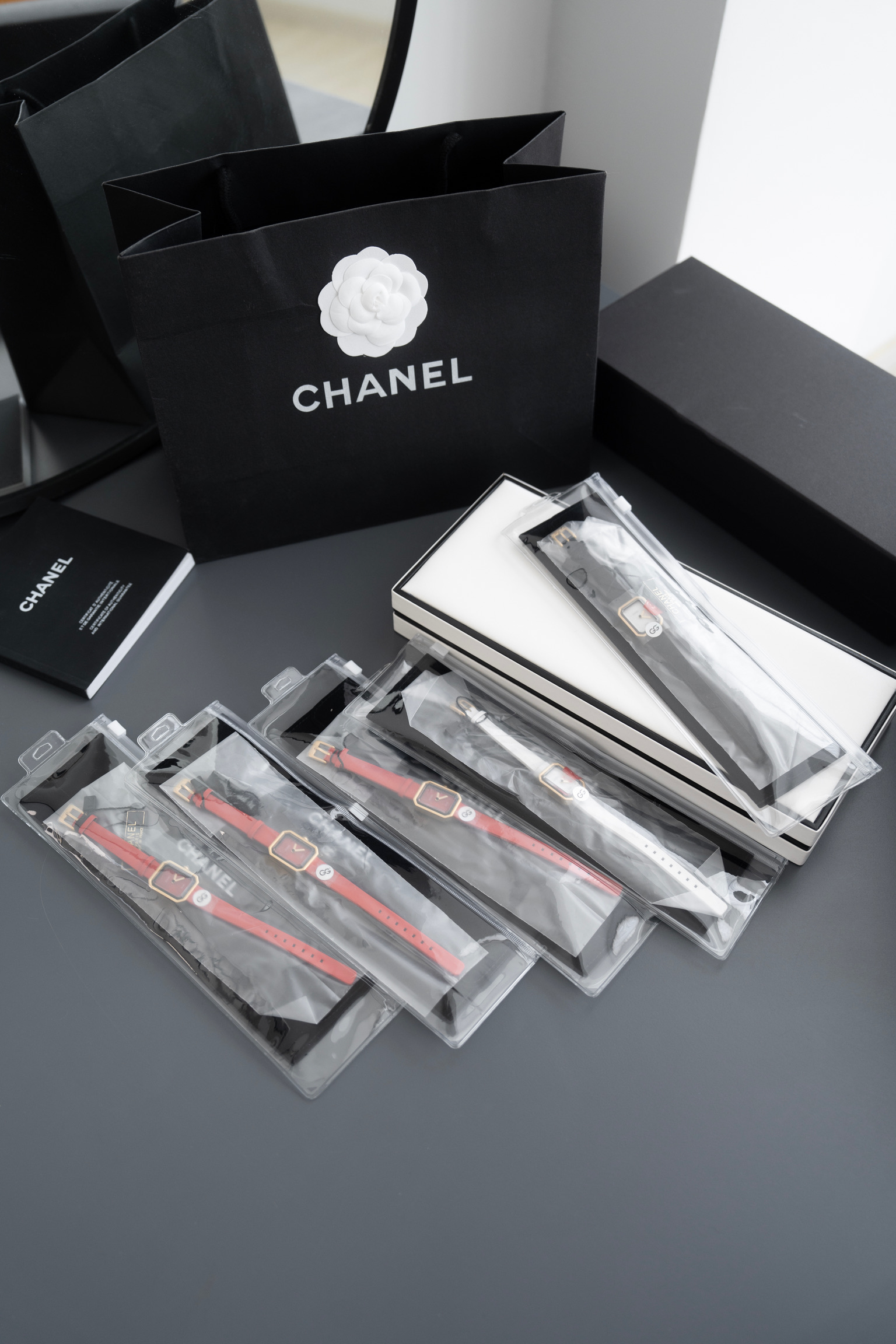 NO:727056,Batch. Chanel's latest New Year's Red [Free Storage Cage Bag] Watch | Chanel's new watch, red swan red is so high-end. Recently, Chanel launched a PREMIRE RIBBON RED watch. The watch strap has a velvety touch and elegantly wraps around the wrist, showing the texture of high-end clothing. Its octagonal dial echoes the bottle cap of Chanel No. 5 perfume and the shape of Place Vendôme.  Red is an indispensable color in Gabrielle Chanel's creative universe. It symbolizes enthusiasm and avant-garde boldness. It is one of Gabrielle Chanel's favorite colors. 'Red interprets the vitality of life.' Today, the Chanel brand interprets the PREMIRE watch in this color.  The PREMIRE watch was launched in 1987, with an avant-garde and bold design language. It breaks the style rules of the traditional watchmaking industry with its octagonal case, monochrome dial, and no hour markers or second hand. This watch has exquisite details, the case is made of yellow gold, and the crown is set with diamonds.,,chanel19860909批.香奈儿最新款新年红【赠送收纳笼布袋】 腕表｜香奈儿新品腕表,红色天鹅红好高级 近日,香奈儿推出一款PREMIRE RIBBON RED腕表.  腕表表带以天鹅绒般触感,优雅环绕腕间,展现高级制衣的质感.其八角形表盘呼应香奈儿5号香水的瓶盖与芳登广场的形状.  红色是嘉柏丽尔·香奈儿创意宇宙中不可或缺的色彩,它象征着热情洋溢与前卫大胆,是嘉柏丽尔·香奈儿最为钟爱的颜色之一.“红色诠释了生命的活力”.如今,香奈儿品牌以此色调演绎PREMIRE腕表.  PREMIRE腕表于1987年问世,设计语言前卫大胆,以八角形表壳、单色表盘、无时标与秒针的设计打破传统制表界的风格法则.这款腕表细节精美,表壳采用黄K金打造,表冠镶嵌钻石.,,chanel,Watch