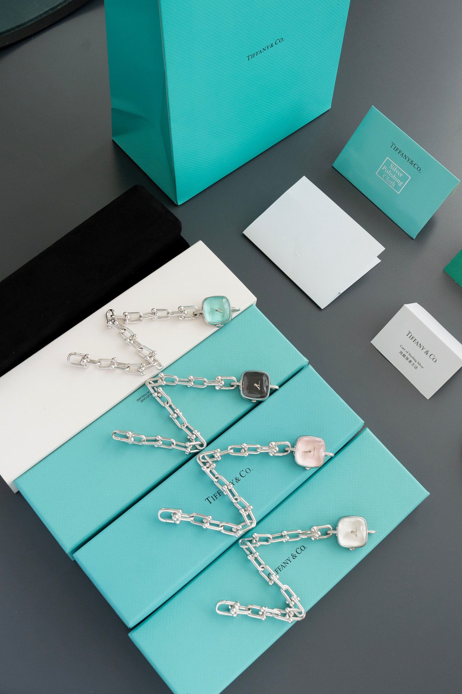 NO:728450,Tiffany's new watch is made of glass crystal like a diamond cut surface, coupled with the iconic bracelet, it is noble and elegant~ It uses three different dials - TIFFANY blue and white sun pattern dial, black dial. The head is cut like a diamond, exquisite and luxurious - the connection between the bracelet and the watch is inlaid with diamonds, exquisite and gorgeous, more like a jewelry with exquisite craftsmanship than a watch - the bracelet is detachable. Remove the watch head and the strap can be worn as a separate bracelet. One watch and two straps  Tiffany's brand genes, colors, love, and style can all be felt from this watch. If you are a Tiffany lover, you will definitely like this one, tiffany, bracelet19860909蒂凡尼新款腕表 宛如钻石切割面般的玻璃水晶,加上标志性的表链,贵气中又显秀气～采用了三种不同的表盘——TIFFANY蓝色与白色太阳纹表盘、黑色表盘.把头切割面钻石般 精致奢华 - 表链与腕表的衔接处镶嵌有钻石,精致华美,比起腕表更像是工艺精湛的饰品 - 表链可拆卸.拆除表头 表带可单独手链佩戴 一表两带 蒂芙尼的品牌基因、色彩、爱意、风格,一切尽可以从这腕表中感受到.如果你是蒂芙尼的爱好者,也一定能中意入手此一款,,tiffany,bracelet,Watch