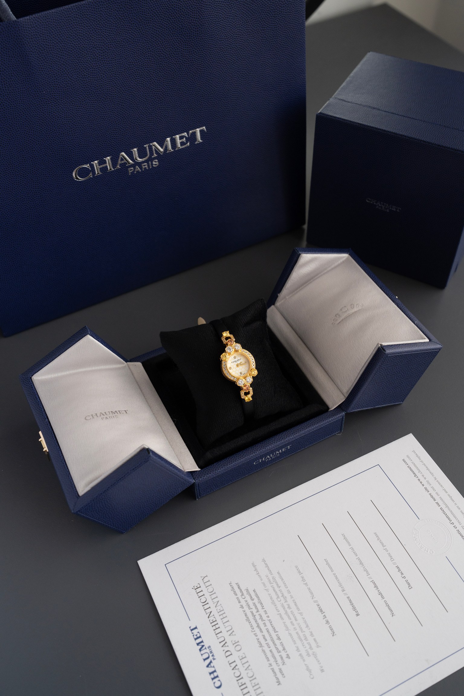 NO:741980,The jewelry watch of CHAUMET's Bee My Love (Love Nest) series is the brand's iconic women's watch. Size 19.5*25mm. Core design features - The honeycomb element uses hexagonal honeycomb as the core design language. The hexagonal structure in the details of the bracelet and case echoes the romantic meaning of 'Love Nest'. -  The material and craftsmanship is made of two-tone white gold and rose gold. The bezel and bracelet are inlaid with brilliant-cut diamonds, and matched with a natural white mother-of-pearl dial. It combines the magnificence of jewelry with the functionality of a watch. - Equipped with a quartz movement, the strap is detachable, chaumet19860909代工厂尚美巴黎（CHAUMET）Bee My Love（爱·巢）系列的珠宝腕表,属于品牌标志性的女性腕表作品.尺寸19.5*25mm  核心设计特点  - 蜂巢元素以六边形蜂巢为核心设计语言,表链与表壳细节处的六边形结构呼应“爱巢”的浪漫寓意. - 材质工艺采用白金与玫瑰金双色金材质,表圈与表链镶嵌明亮式切割钻石,搭配天然白色珍珠母贝表盘,兼具珠宝的华丽感与腕表的功能性. - 搭载石英机芯,表带可拆卸,,chaumet,Watch