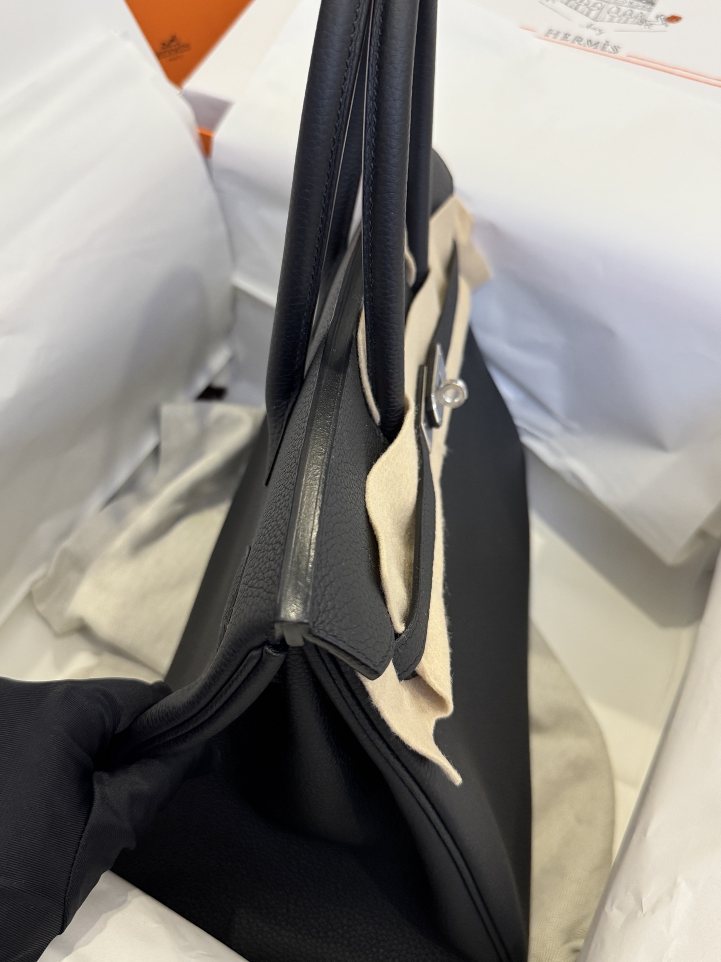 客户定制✈️
BK35 黑银 togo 

Customer customization
Birkin35  Black silver button togo，Just like the counter, but at a very low price.❤️