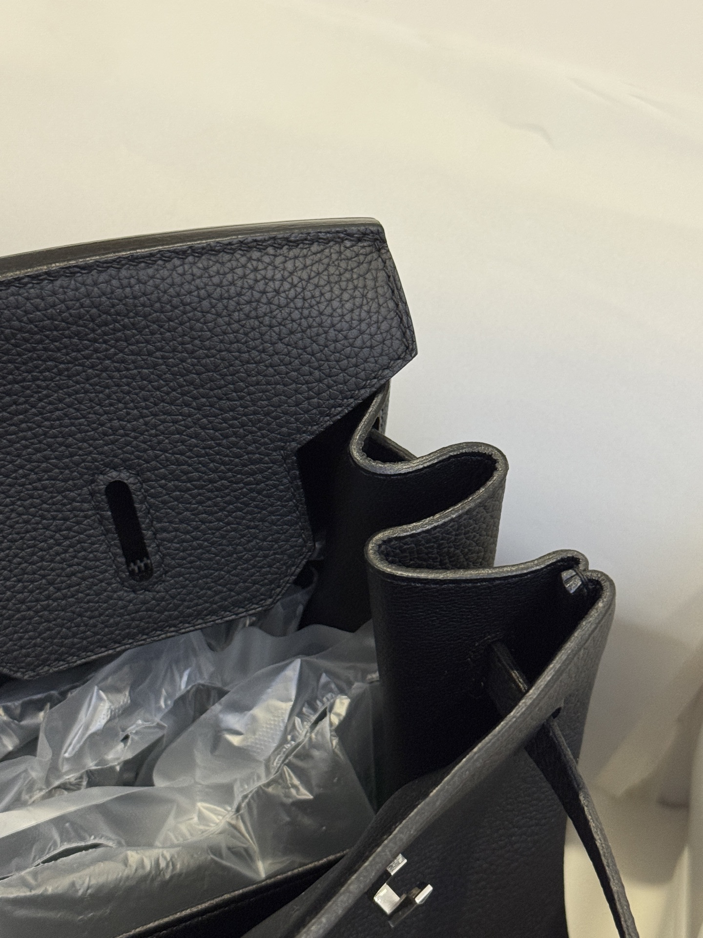 客户定制✈️
BK35 黑银 togo 

Customer customization
Birkin35  Black silver button togo，Just like the counter, but at a very low price.❤️