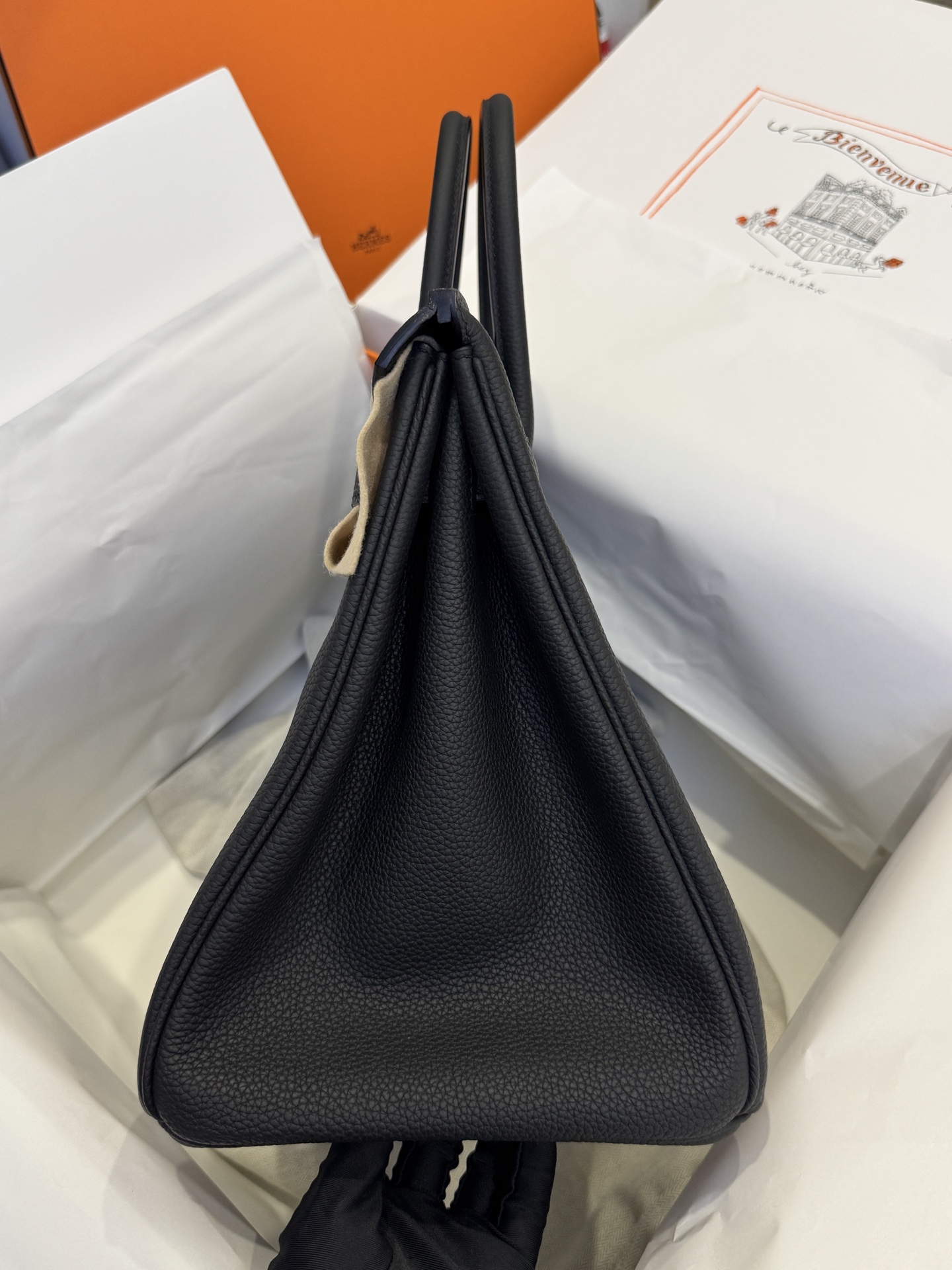 客户定制✈️
BK35 黑银 togo 

Customer customization
Birkin35  Black silver button togo，Just like the counter, but at a very low price.❤️