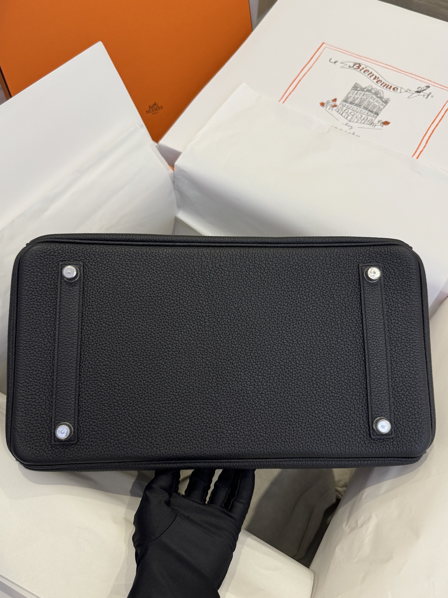 客户定制✈️
BK35 黑银 togo 

Customer customization
Birkin35  Black silver button togo，Just like the counter, but at a very low price.❤️