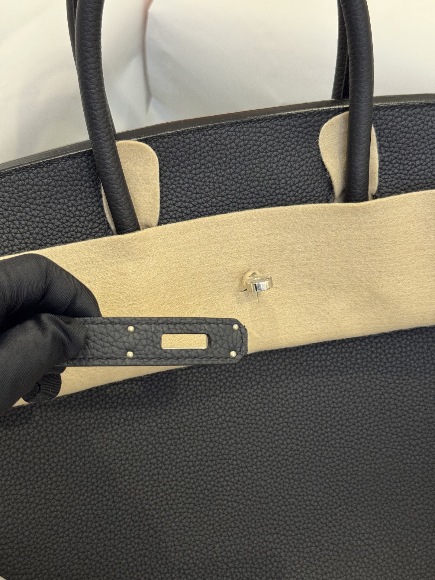 客户定制✈️
BK35 黑银 togo 

Customer customization
Birkin35  Black silver button togo，Just like the counter, but at a very low price.❤️