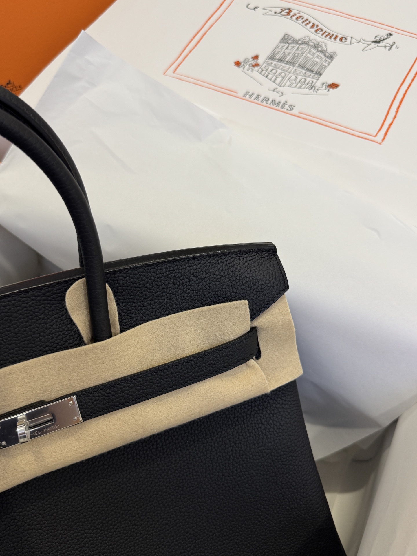 客户定制✈️
BK35 黑银 togo 

Customer customization
Birkin35  Black silver button togo，Just like the counter, but at a very low price.❤️