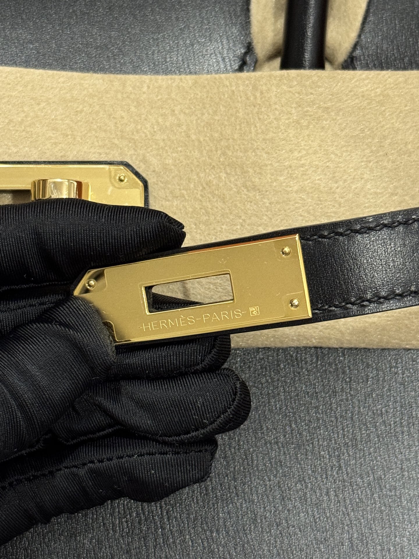 客户定制✈️
BK30 box 黑金 顶级手缝 质感无敌 细节随意对比🆚 进出专柜无压力😎行情价16w➕ 小千拿下

Customized for customers, with the same quality as the counter, but at a very low price.✈️