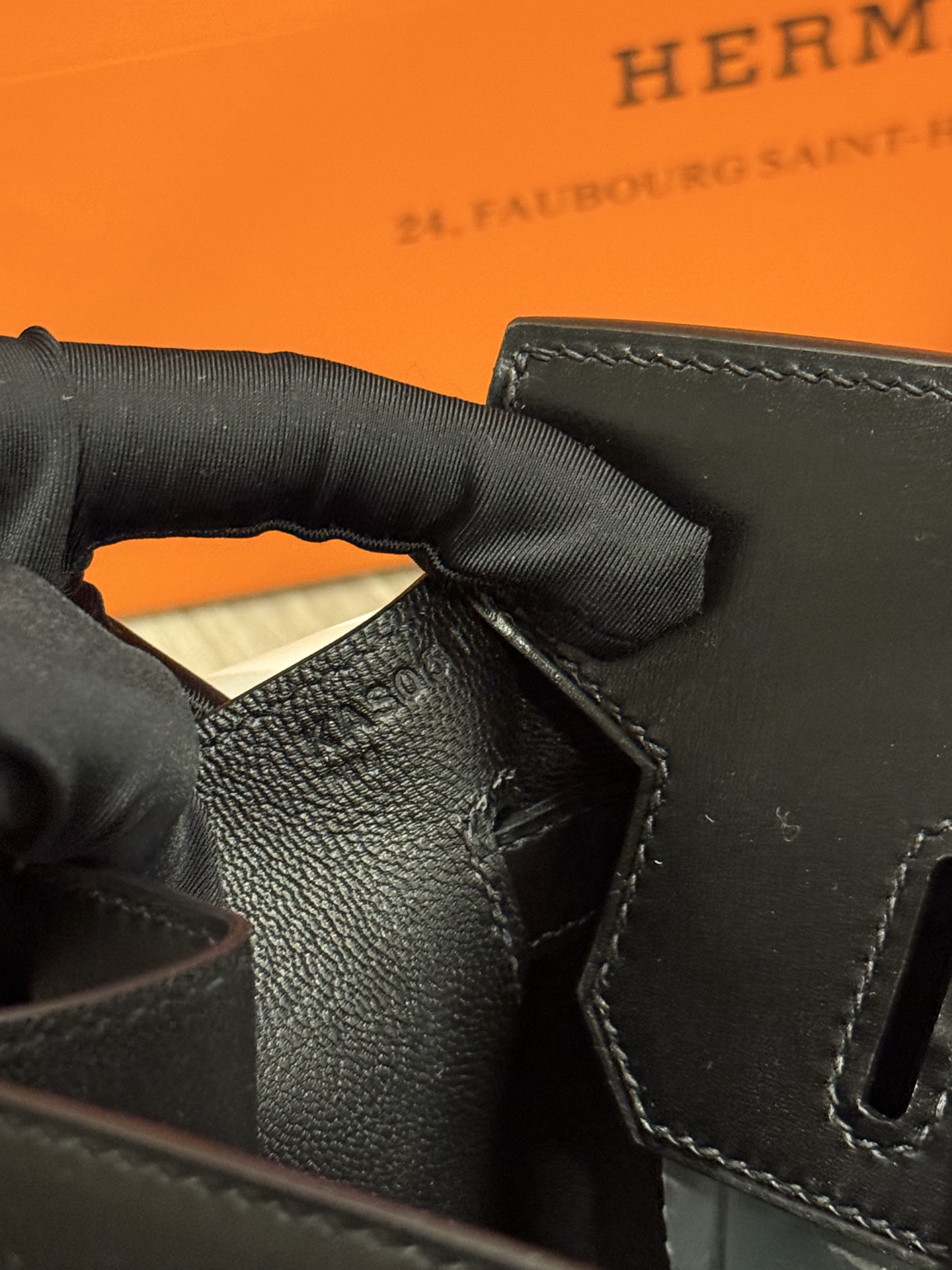 客户定制✈️
BK30 box 黑金 顶级手缝 质感无敌 细节随意对比🆚 进出专柜无压力😎行情价16w➕ 小千拿下

Customized for customers, with the same quality as the counter, but at a very low price.✈️