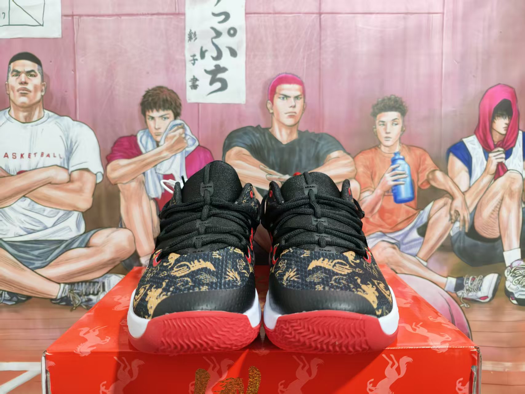 💰370
🌸 粉黑战甲！Nike 2018HD 实战篮球鞋
 🔹 甜酷撞色，球场吸睛利器
 粉黑红的大胆撞色，把少女感和硬核实战风完美融合。
鞋身水墨纹理点缀，让这双鞋既有街头潮流感，又暗藏国风细节，上脚即焦点。
 🔹 实战硬核，细节拉满
 - 动态飞线鞋面：粉色编织网布透气舒适，动态飞线设计在急停变向时牢牢锁定双脚
- Phylon中底+后掌Zoom Air：缓震回弹双在线，落地不震脚，突破更迅猛
- 水墨国风细节：鞋侧的&ldquo;马到功成&rdquo;字样+水墨纹理，为硬核战靴注入国风浪漫
- 抓地外底：红色橡胶外底搭配人字纹路，在室内外球场都能提供强劲抓地力。
货号:AR0465-009
Size：38 38.5 39 40 40.5 41 42 42.5 43 44 44.5 45 46x71