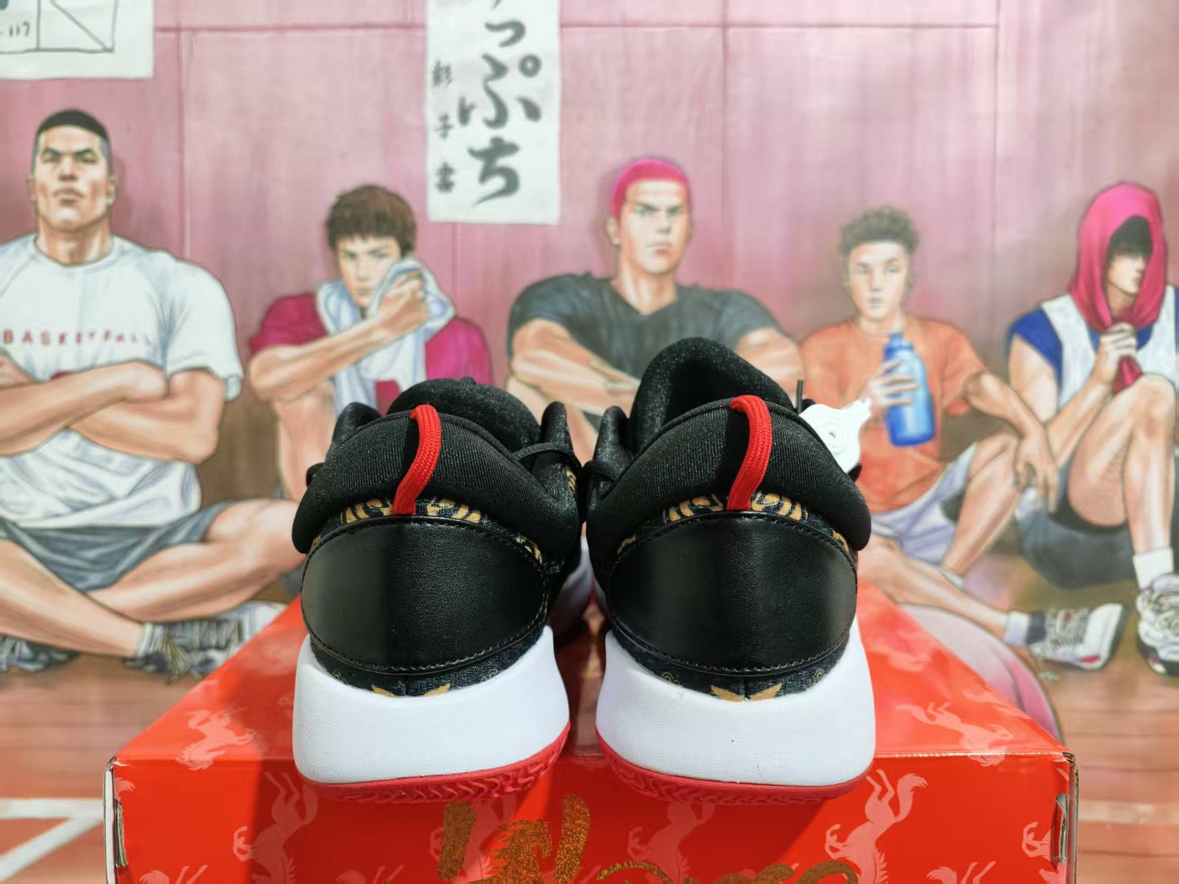 💰370
🌸 粉黑战甲！Nike 2018HD 实战篮球鞋
 🔹 甜酷撞色，球场吸睛利器
 粉黑红的大胆撞色，把少女感和硬核实战风完美融合。
鞋身水墨纹理点缀，让这双鞋既有街头潮流感，又暗藏国风细节，上脚即焦点。
 🔹 实战硬核，细节拉满
 - 动态飞线鞋面：粉色编织网布透气舒适，动态飞线设计在急停变向时牢牢锁定双脚
- Phylon中底+后掌Zoom Air：缓震回弹双在线，落地不震脚，突破更迅猛
- 水墨国风细节：鞋侧的&ldquo;马到功成&rdquo;字样+水墨纹理，为硬核战靴注入国风浪漫
- 抓地外底：红色橡胶外底搭配人字纹路，在室内外球场都能提供强劲抓地力。
货号:AR0465-009
Size：38 38.5 39 40 40.5 41 42 42.5 43 44 44.5 45 46x71