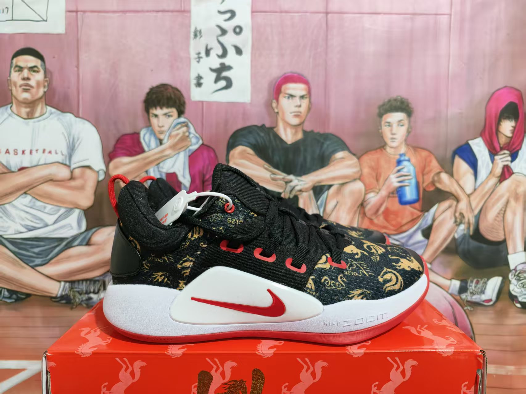 💰370
🌸 粉黑战甲！Nike 2018HD 实战篮球鞋
 🔹 甜酷撞色，球场吸睛利器
 粉黑红的大胆撞色，把少女感和硬核实战风完美融合。
鞋身水墨纹理点缀，让这双鞋既有街头潮流感，又暗藏国风细节，上脚即焦点。
 🔹 实战硬核，细节拉满
 - 动态飞线鞋面：粉色编织网布透气舒适，动态飞线设计在急停变向时牢牢锁定双脚
- Phylon中底+后掌Zoom Air：缓震回弹双在线，落地不震脚，突破更迅猛
- 水墨国风细节：鞋侧的&ldquo;马到功成&rdquo;字样+水墨纹理，为硬核战靴注入国风浪漫
- 抓地外底：红色橡胶外底搭配人字纹路，在室内外球场都能提供强劲抓地力。
货号:AR0465-009
Size：38 38.5 39 40 40.5 41 42 42.5 43 44 44.5 45 46x71