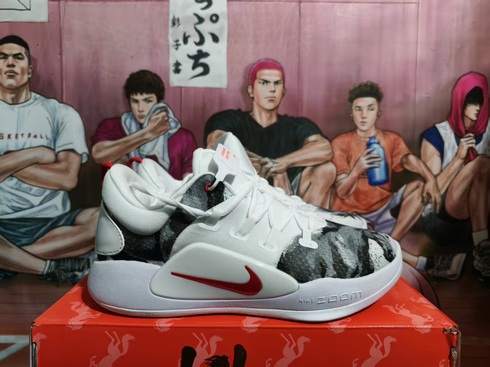 💰370
🌸 粉黑战甲！Nike 2018HD 实战篮球鞋
 🔹 甜酷撞色，球场吸睛利器
 粉黑红的大胆撞色，把少女感和硬核实战风完美融合。
鞋身水墨纹理点缀，让这双鞋既有街头潮流感，又暗藏国风细节，上脚即焦点。
 🔹 实战硬核，细节拉满
 - 动态飞线鞋面：粉色编织网布透气舒适，动态飞线设计在急停变向时牢牢锁定双脚
- Phylon中底+后掌Zoom Air：缓震回弹双在线，落地不震脚，突破更迅猛
- 水墨国风细节：鞋侧的&ldquo;马到功成&rdquo;字样+水墨纹理，为硬核战靴注入国风浪漫
- 抓地外底：红色橡胶外底搭配人字纹路，在室内外球场都能提供强劲抓地力。
货号:AR0465-009
Size：38 38.5 39 40 40.5 41 42 42.5 43 44 44.5 45 46x71