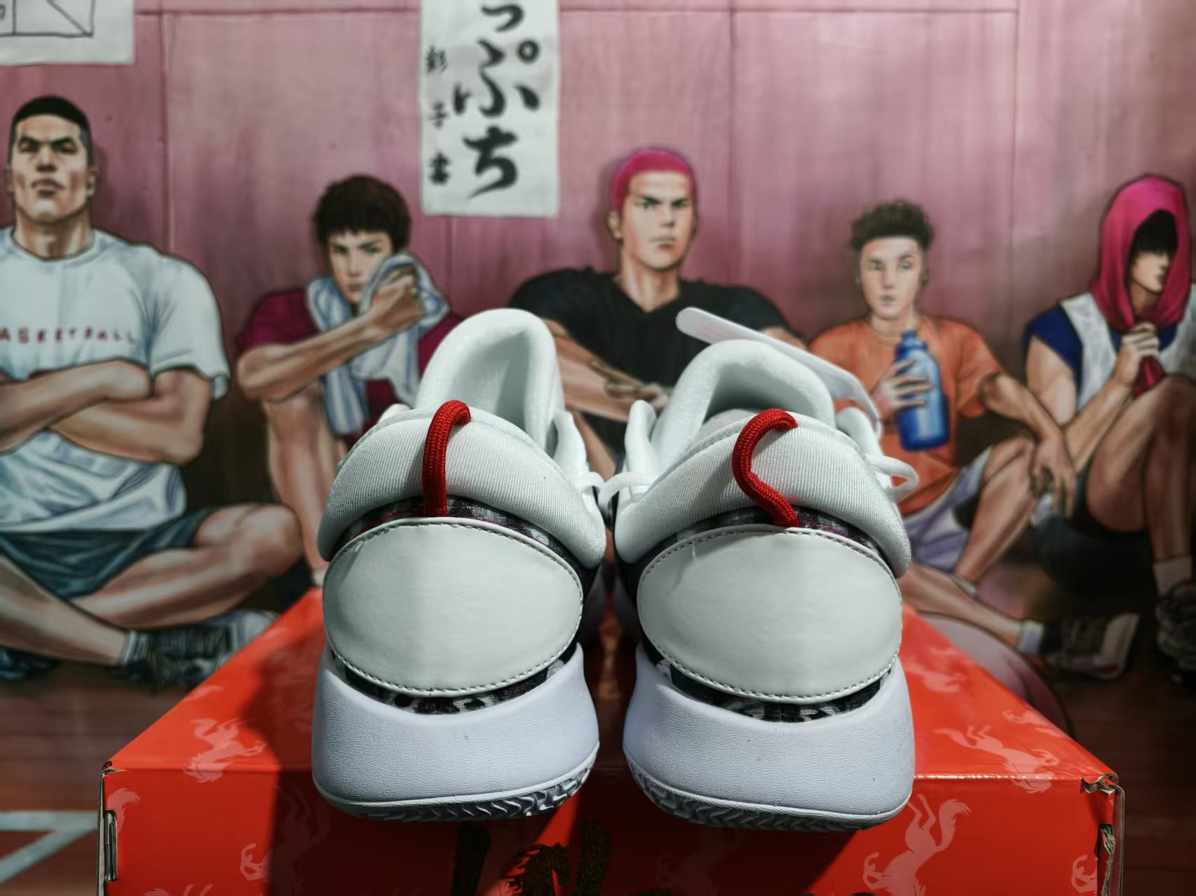 💰370
🌸 粉黑战甲！Nike 2018HD 实战篮球鞋
 🔹 甜酷撞色，球场吸睛利器
 粉黑红的大胆撞色，把少女感和硬核实战风完美融合。
鞋身水墨纹理点缀，让这双鞋既有街头潮流感，又暗藏国风细节，上脚即焦点。
 🔹 实战硬核，细节拉满
 - 动态飞线鞋面：粉色编织网布透气舒适，动态飞线设计在急停变向时牢牢锁定双脚
- Phylon中底+后掌Zoom Air：缓震回弹双在线，落地不震脚，突破更迅猛
- 水墨国风细节：鞋侧的&ldquo;马到功成&rdquo;字样+水墨纹理，为硬核战靴注入国风浪漫
- 抓地外底：红色橡胶外底搭配人字纹路，在室内外球场都能提供强劲抓地力。
货号:AR0465-009
Size：38 38.5 39 40 40.5 41 42 42.5 43 44 44.5 45 46x71