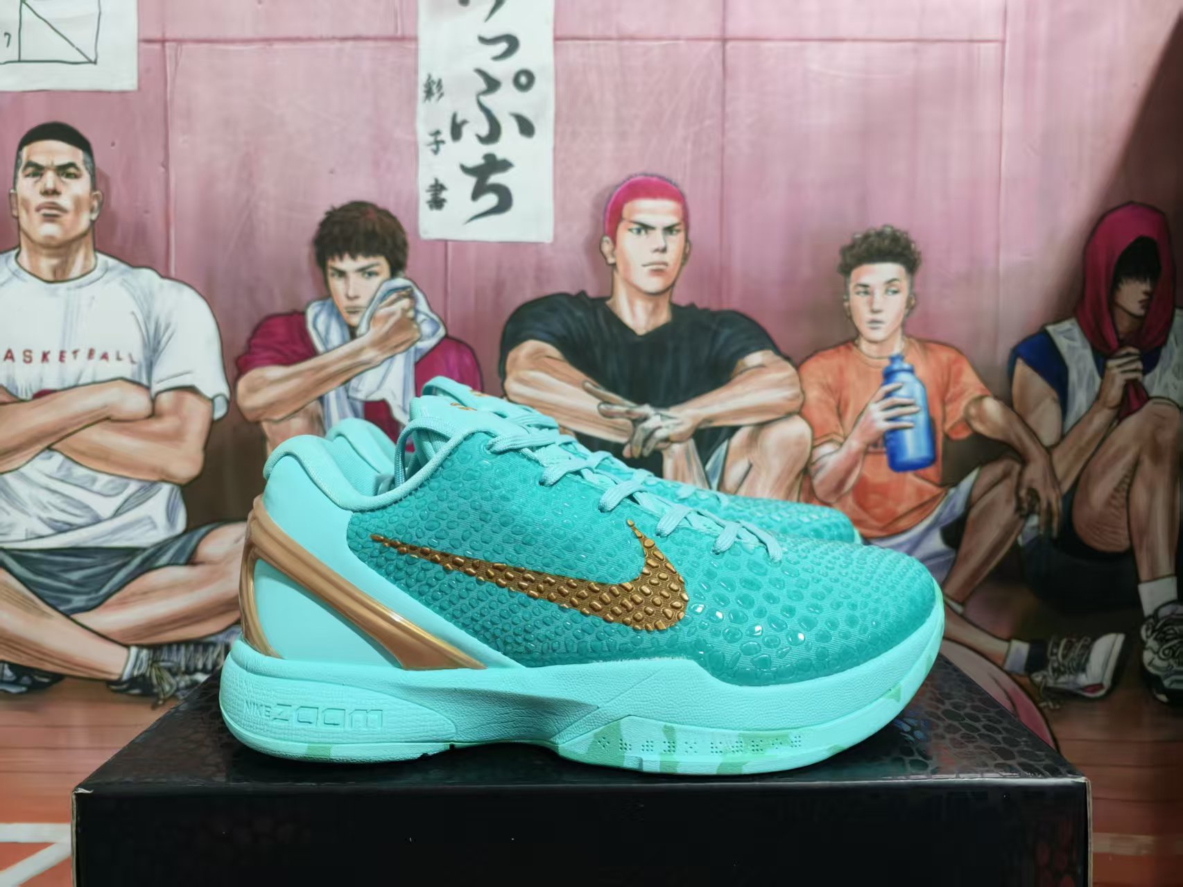 220 
Nike Zoom Kobe 6 Protro PE 圆头系带 减震防滑 低帮 篮球鞋 男款 科比6代
▪️Nike Zoom Kobe VI是耐克公司与篮球巨星科比&middot;布莱恩特于2010年12月7日共同发布的经典鞋款。这款鞋的灵感源自科比在球场上的外号&ldquo;黑曼巴&rdquo;，设计中巧妙融入了黑曼巴蛇的凶猛与精准元素。它采用了三层鞋面设计，内层为网眼材质，中层运用Flywire技术，外层则是模仿蛇皮纹理的独特聚氨酯&ldquo;凸点&rdquo;，既耐磨又轻盈透气。在科技配置上，科比6代配备了Nike Zoom气垫单元，提供卓越的缓震与回弹性能，同时中底采用Phylon注塑材料，更好贴合足部，提升穿着的舒适度与稳定性。此外，还创新性地使用了双层记忆海绵鞋垫，可根据脚形自动调节，带来个性化的贴合体验。总的来说，科比6代不仅功能性强，而且是科比个人风格与耐克创新科技的完美结合。
▪️尺码：39-47.5（39 40 40.5 41 42 42.5 43 44 44.5 45 46 47.5）
▪️货号：PE2023-100