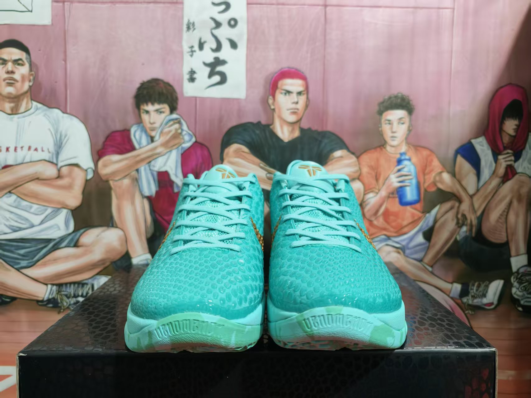 220 
Nike Zoom Kobe 6 Protro PE 圆头系带 减震防滑 低帮 篮球鞋 男款 科比6代
▪️Nike Zoom Kobe VI是耐克公司与篮球巨星科比&middot;布莱恩特于2010年12月7日共同发布的经典鞋款。这款鞋的灵感源自科比在球场上的外号&ldquo;黑曼巴&rdquo;，设计中巧妙融入了黑曼巴蛇的凶猛与精准元素。它采用了三层鞋面设计，内层为网眼材质，中层运用Flywire技术，外层则是模仿蛇皮纹理的独特聚氨酯&ldquo;凸点&rdquo;，既耐磨又轻盈透气。在科技配置上，科比6代配备了Nike Zoom气垫单元，提供卓越的缓震与回弹性能，同时中底采用Phylon注塑材料，更好贴合足部，提升穿着的舒适度与稳定性。此外，还创新性地使用了双层记忆海绵鞋垫，可根据脚形自动调节，带来个性化的贴合体验。总的来说，科比6代不仅功能性强，而且是科比个人风格与耐克创新科技的完美结合。
▪️尺码：39-47.5（39 40 40.5 41 42 42.5 43 44 44.5 45 46 47.5）
▪️货号：PE2023-100