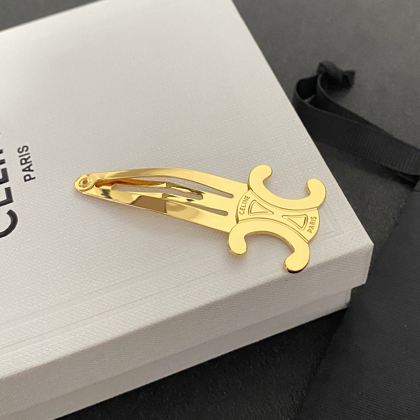 Celine Vintage Revival Hair Clip: 1970s Inspired Tortoiseshell Design 7 i1746758168029 425 0 1