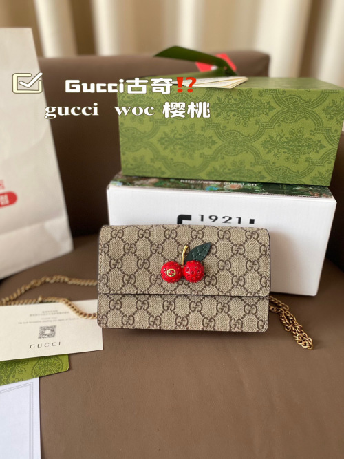 Gucci WOC Cherry Chain Wallet, Beige/Ebony GG Supreme Canvas with Cherries 1 Gucci WOC Cherry Chain Wallet, Beige/Ebony GG Supreme Canvas with Cherries