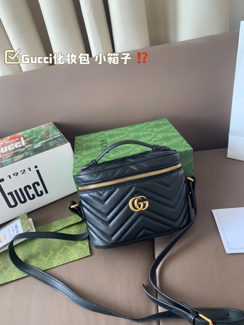 Gucci Black Leather Cosmetic Case with Gold-Tone Hardware, 19 cm 1 Gucci Black Leather Cosmetic Case with Gold-Tone Hardware, 19 cm