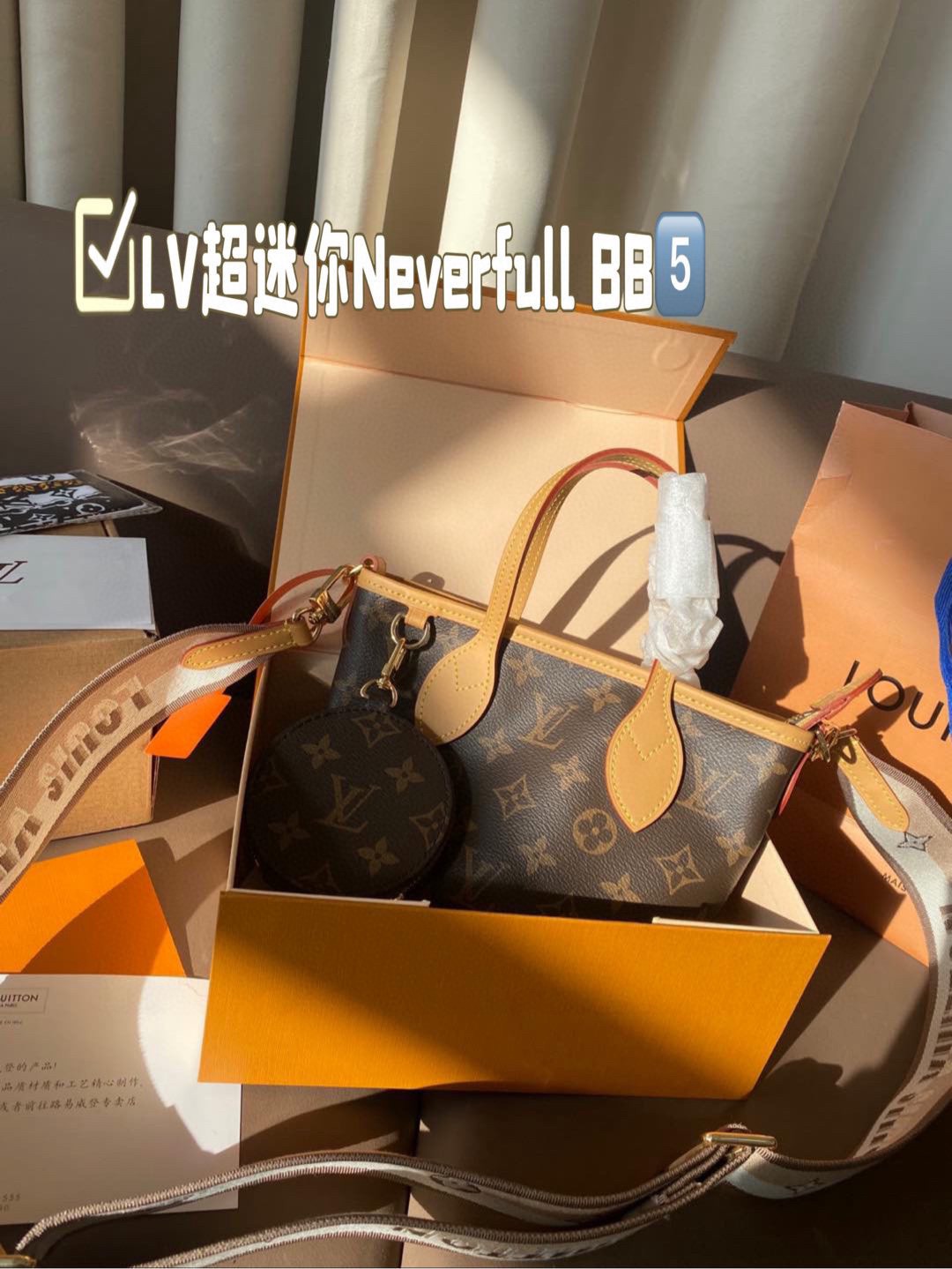💰215
LV新款超迷你Neverfull BB又奶又高级
超mini尺寸轻盈便携~却不失优雅气质	老花包面熠熠生辉~	
购物袋样式设计 实用又时尚让您随心携带~尽显淑女风采	巧	
妙的老花小圆包点缀~为包包增添一份别致的趣味!	奶茶粉肩	
带柔美而又高级~如同贴心的拥抱 让女性舒适自在地背 18*14全套包装🎁