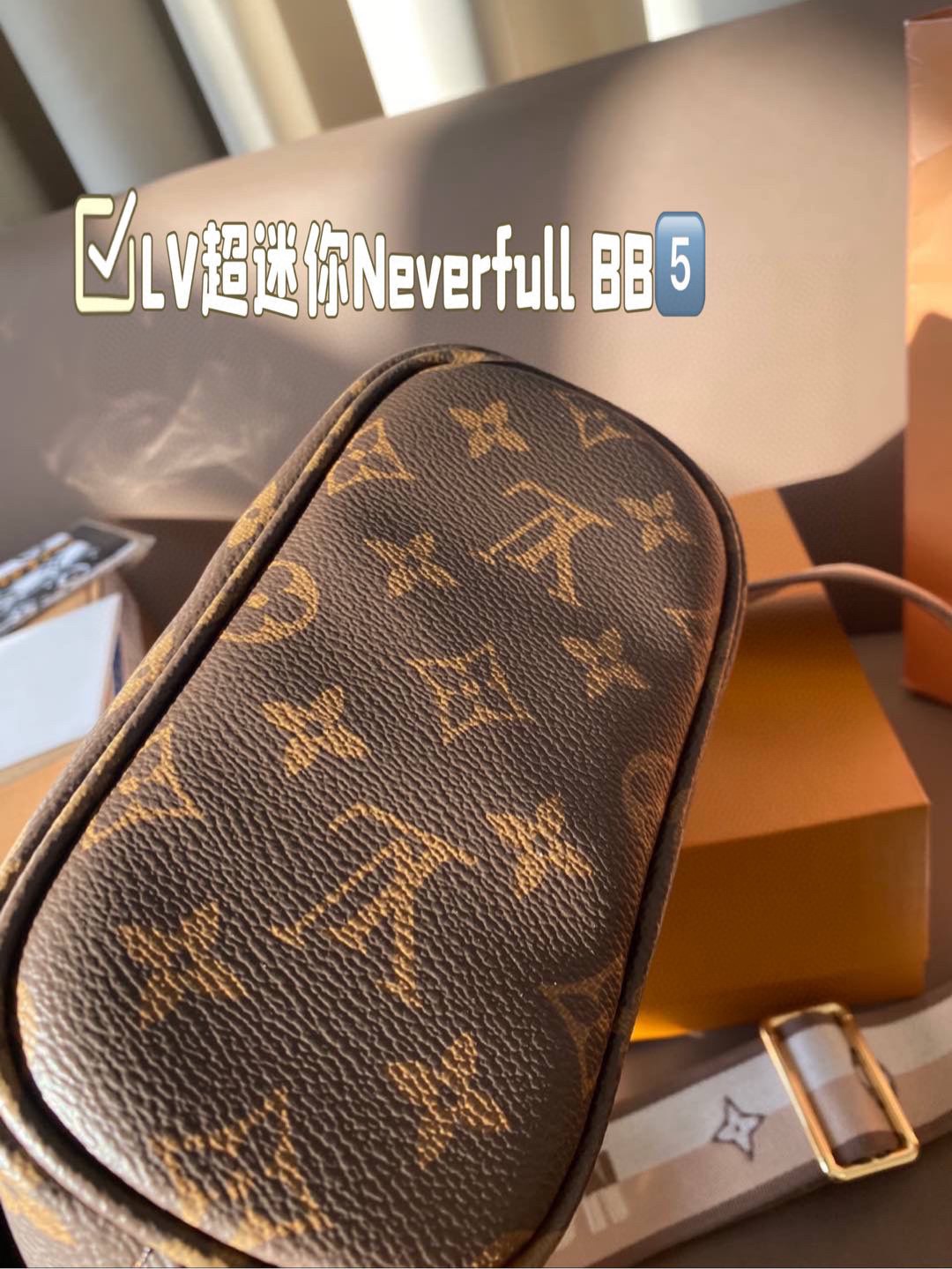 💰215
LV新款超迷你Neverfull BB又奶又高级
超mini尺寸轻盈便携~却不失优雅气质	老花包面熠熠生辉~	
购物袋样式设计 实用又时尚让您随心携带~尽显淑女风采	巧	
妙的老花小圆包点缀~为包包增添一份别致的趣味!	奶茶粉肩	
带柔美而又高级~如同贴心的拥抱 让女性舒适自在地背 18*14全套包装🎁