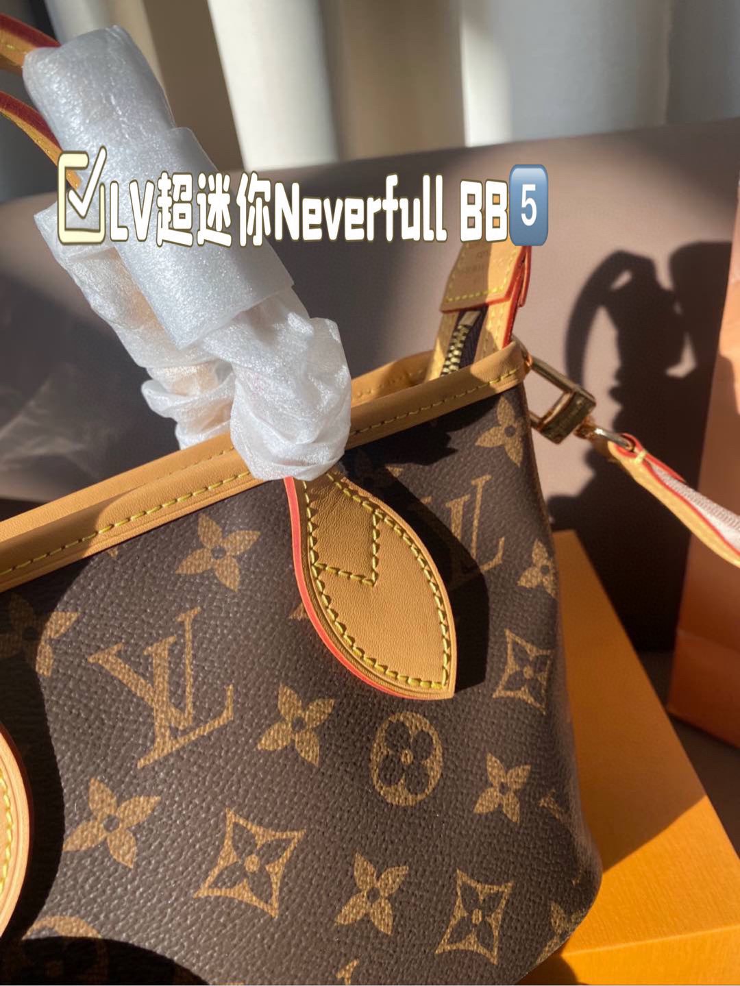 💰215
LV新款超迷你Neverfull BB又奶又高级
超mini尺寸轻盈便携~却不失优雅气质	老花包面熠熠生辉~	
购物袋样式设计 实用又时尚让您随心携带~尽显淑女风采	巧	
妙的老花小圆包点缀~为包包增添一份别致的趣味!	奶茶粉肩	
带柔美而又高级~如同贴心的拥抱 让女性舒适自在地背 18*14全套包装🎁
