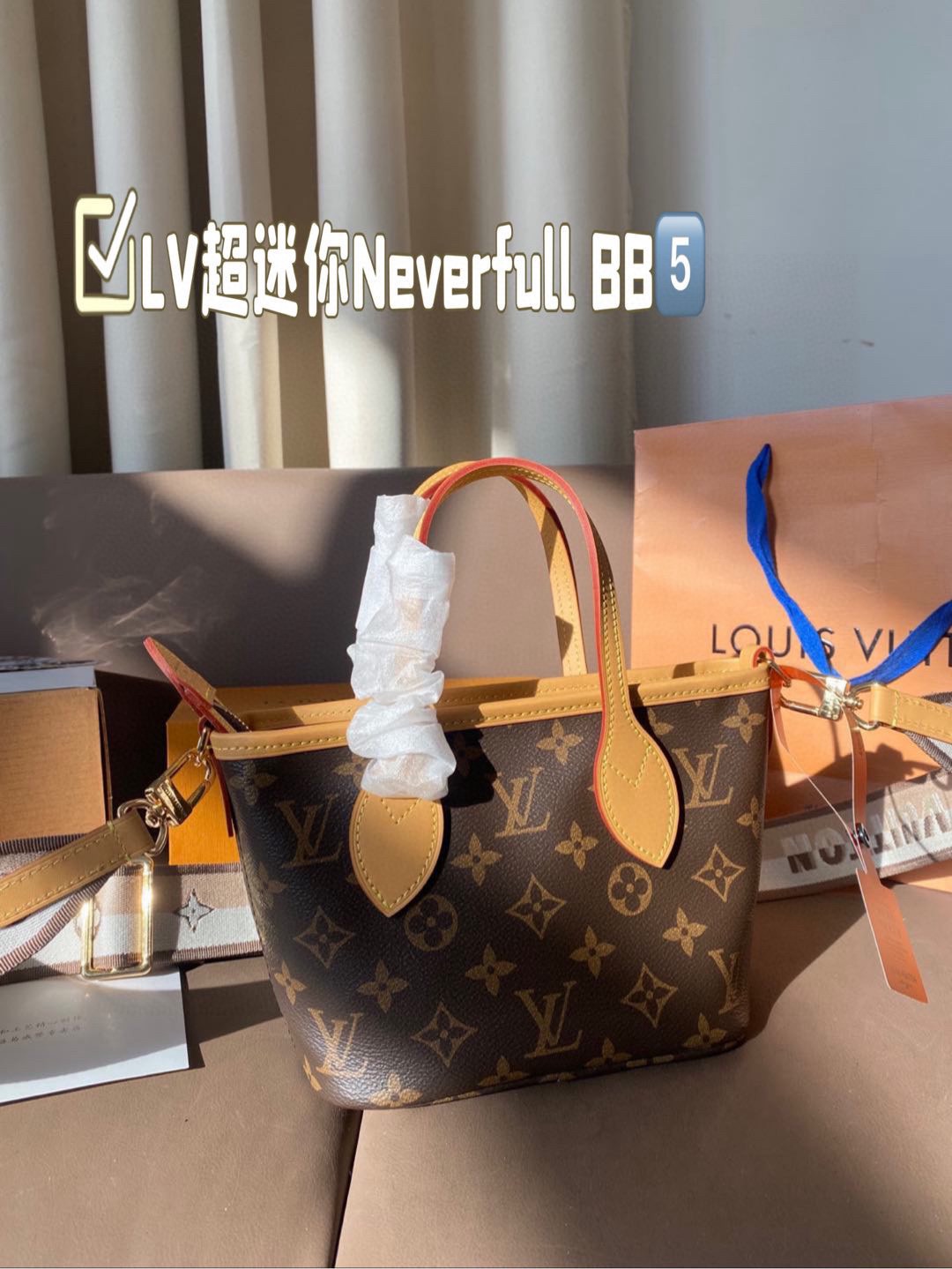 💰215
LV新款超迷你Neverfull BB又奶又高级
超mini尺寸轻盈便携~却不失优雅气质	老花包面熠熠生辉~	
购物袋样式设计 实用又时尚让您随心携带~尽显淑女风采	巧	
妙的老花小圆包点缀~为包包增添一份别致的趣味!	奶茶粉肩	
带柔美而又高级~如同贴心的拥抱 让女性舒适自在地背 18*14全套包装🎁