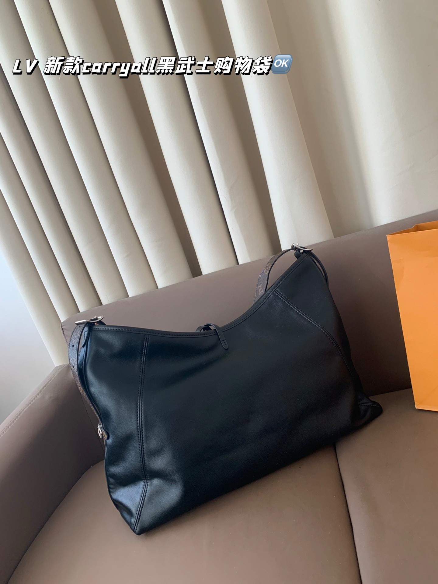 P265 全套包装 带芯片
size 41*26
LV 新款carryall黑武士tote链条购物袋
LV新出的全黑色Dark cargo carryall空间超级ok～腋下托特
软塌塌的很随身 有质感
皮质超有质感，随性简约
带一点老花，今年的新一代包神