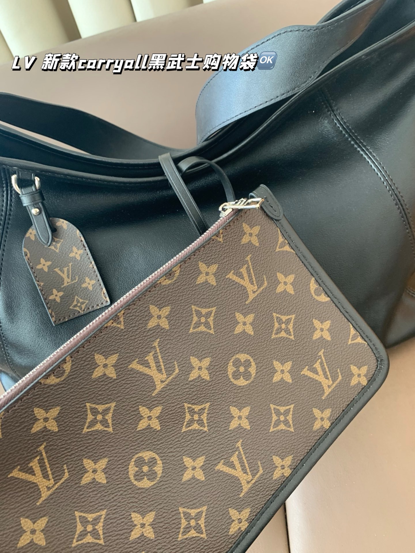 P265 全套包装 带芯片
size 41*26
LV 新款carryall黑武士tote链条购物袋
LV新出的全黑色Dark cargo carryall空间超级ok～腋下托特
软塌塌的很随身 有质感
皮质超有质感，随性简约
带一点老花，今年的新一代包神