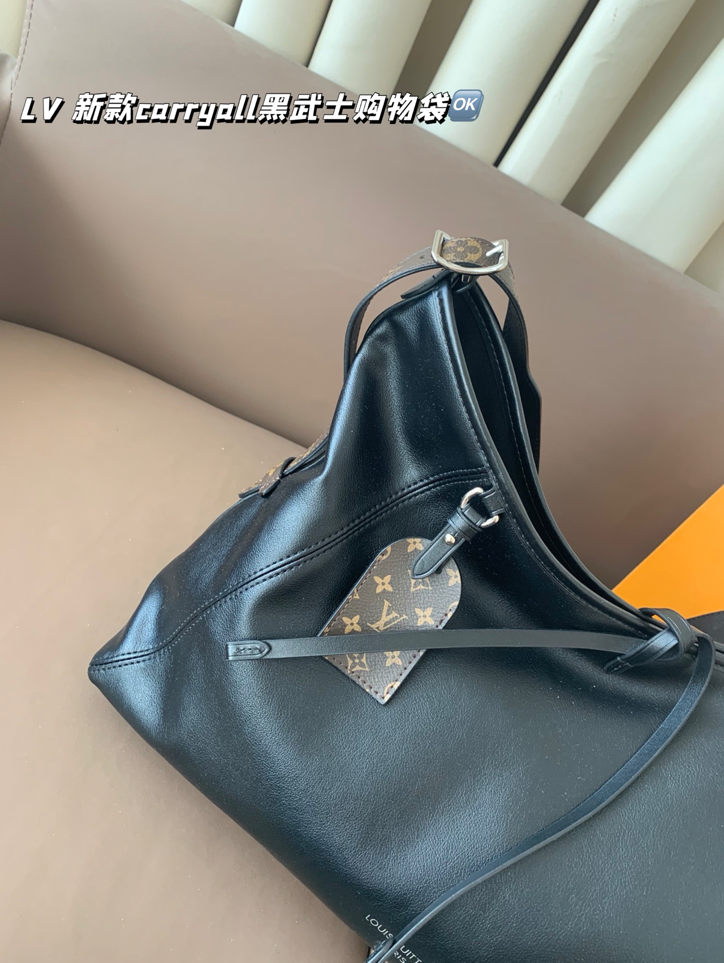 P265 全套包装 带芯片
size 41*26
LV 新款carryall黑武士tote链条购物袋
LV新出的全黑色Dark cargo carryall空间超级ok～腋下托特
软塌塌的很随身 有质感
皮质超有质感，随性简约
带一点老花，今年的新一代包神