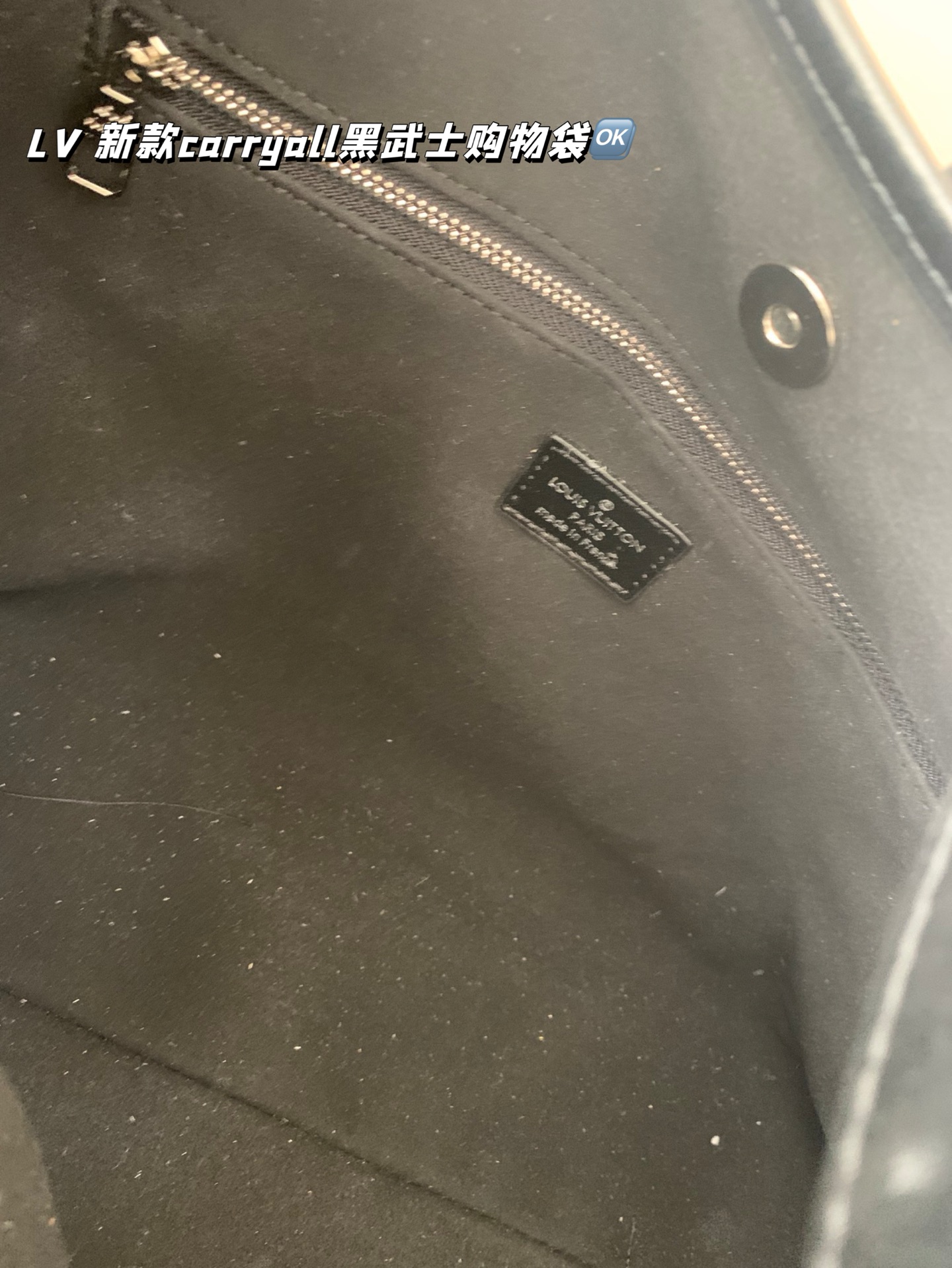 P265 全套包装 带芯片
size 41*26
LV 新款carryall黑武士tote链条购物袋
LV新出的全黑色Dark cargo carryall空间超级ok～腋下托特
软塌塌的很随身 有质感
皮质超有质感，随性简约
带一点老花，今年的新一代包神