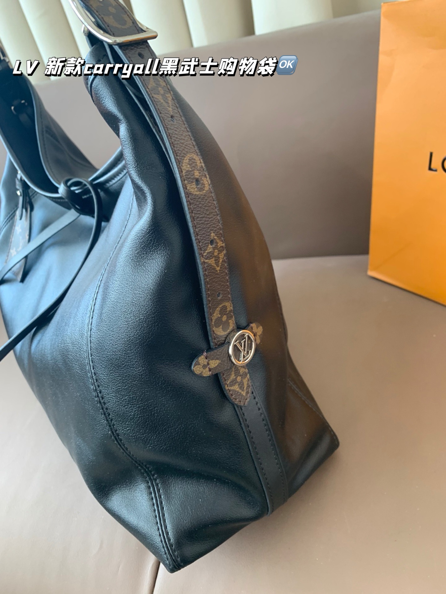 P265 全套包装 带芯片
size 41*26
LV 新款carryall黑武士tote链条购物袋
LV新出的全黑色Dark cargo carryall空间超级ok～腋下托特
软塌塌的很随身 有质感
皮质超有质感，随性简约
带一点老花，今年的新一代包神