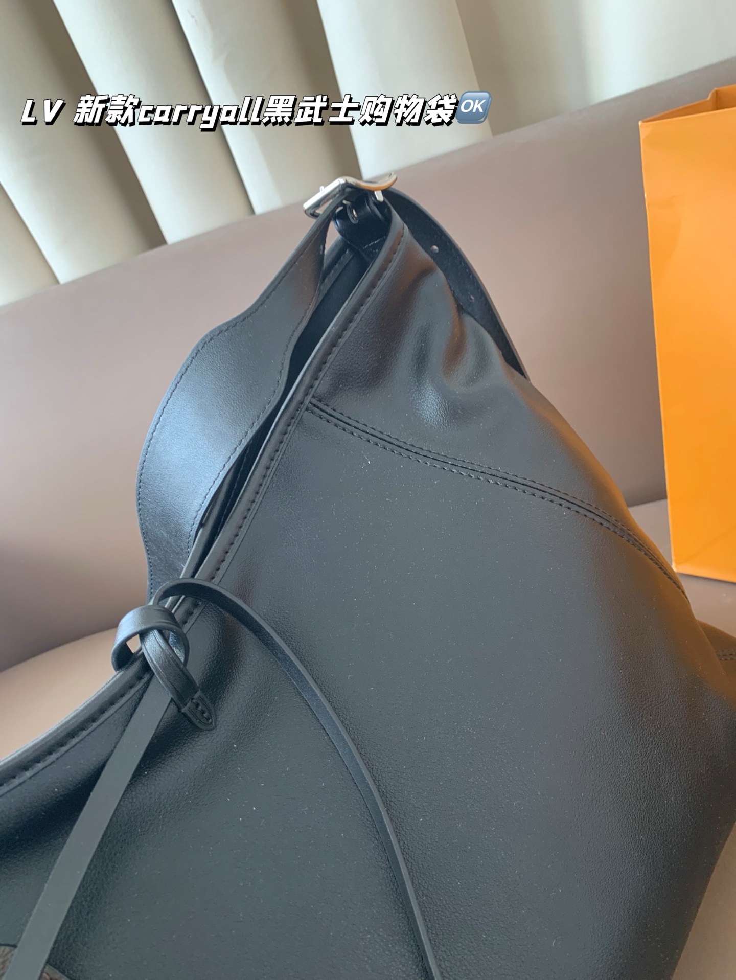 P265 全套包装 带芯片
size 41*26
LV 新款carryall黑武士tote链条购物袋
LV新出的全黑色Dark cargo carryall空间超级ok～腋下托特
软塌塌的很随身 有质感
皮质超有质感，随性简约
带一点老花，今年的新一代包神