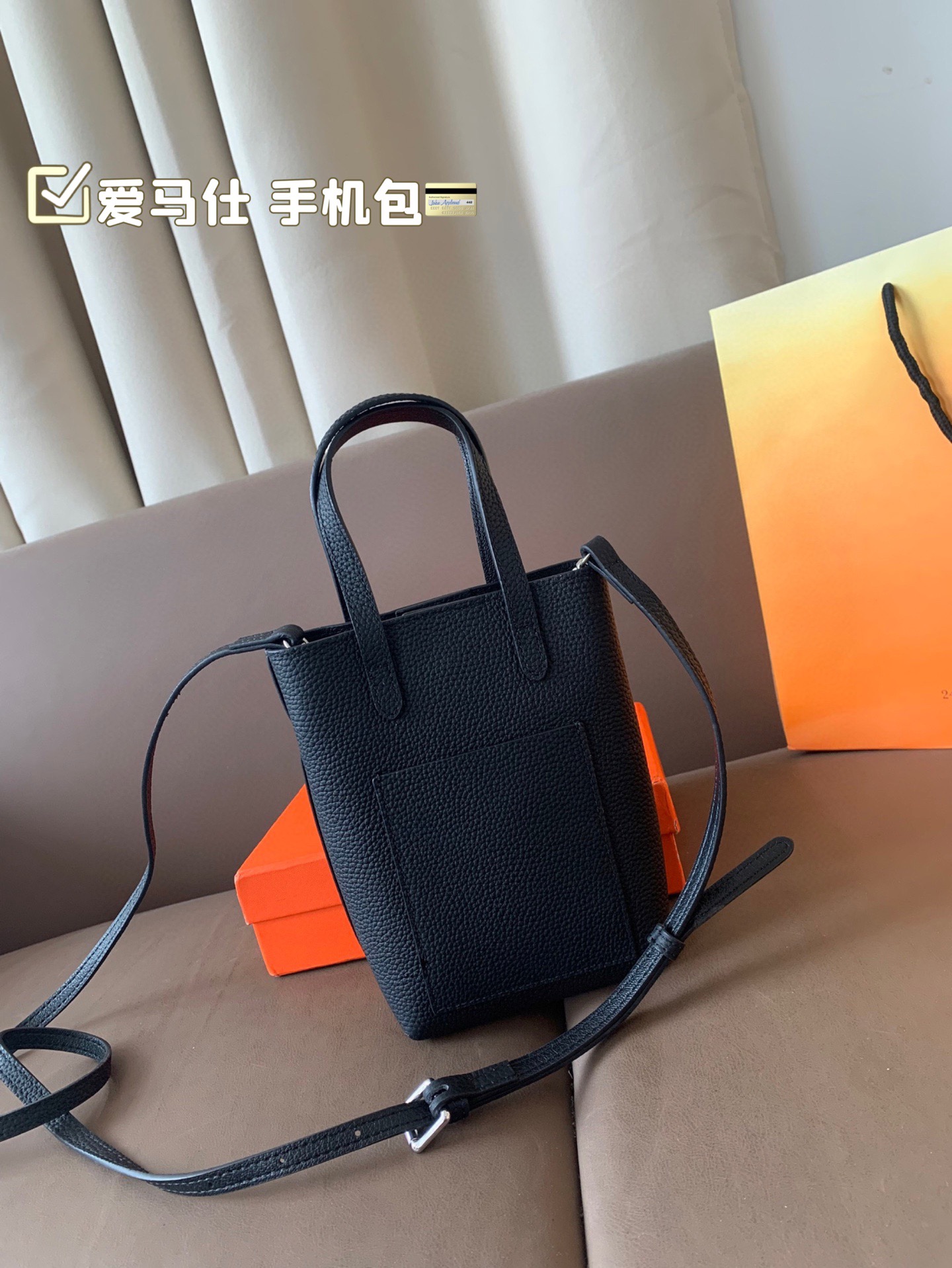 P105(牛皮) 爱马仕 手机包 无论男女都非常好背 大小适中,手机、车钥匙、等等都可以轻松放尺寸11*18 配盒