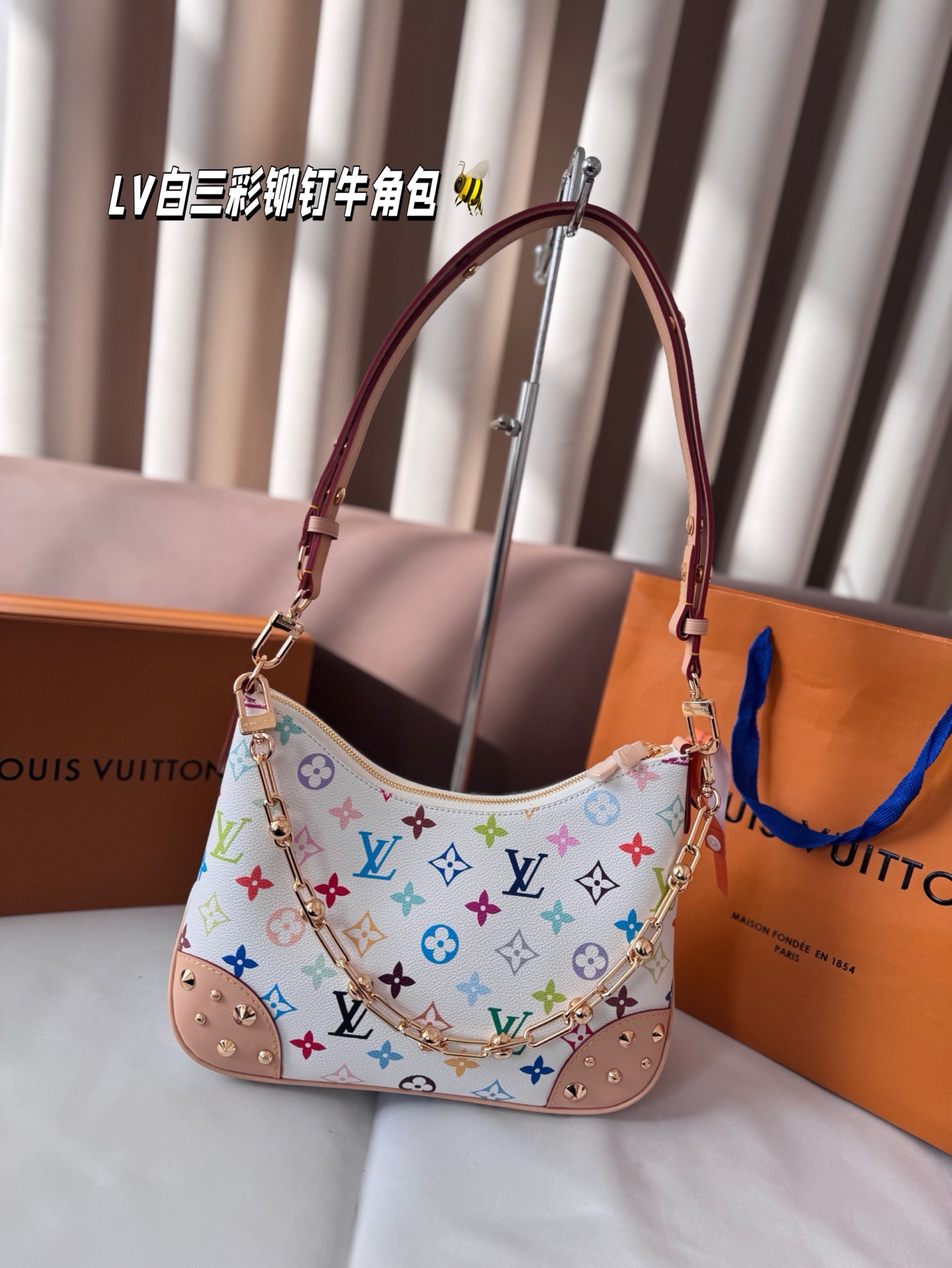 P308 Full Set Of Packaging | Lv White Three-color Rivet Croissant Bag. The Overall Outline Is Thicker. The Two Pieces Of Leather At The Bottom Corner Of The Bag Are The Unique Design Elements Of The Croissant Bag. Especially The Horns, Which Are Outstanding, Have A Cute, Fashionable, Elegant And Casual Shape, And They Are All Nailed By It | Size: 27 16