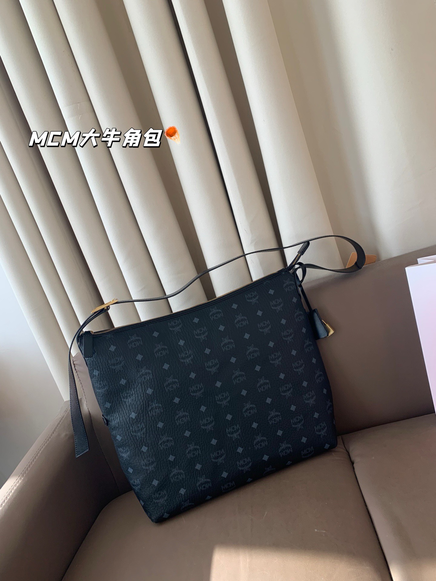 P190 with airplane box MCM horn, travel large hobo, large capacity!! "Travel large hobo" a large capacity hobo bag suit…