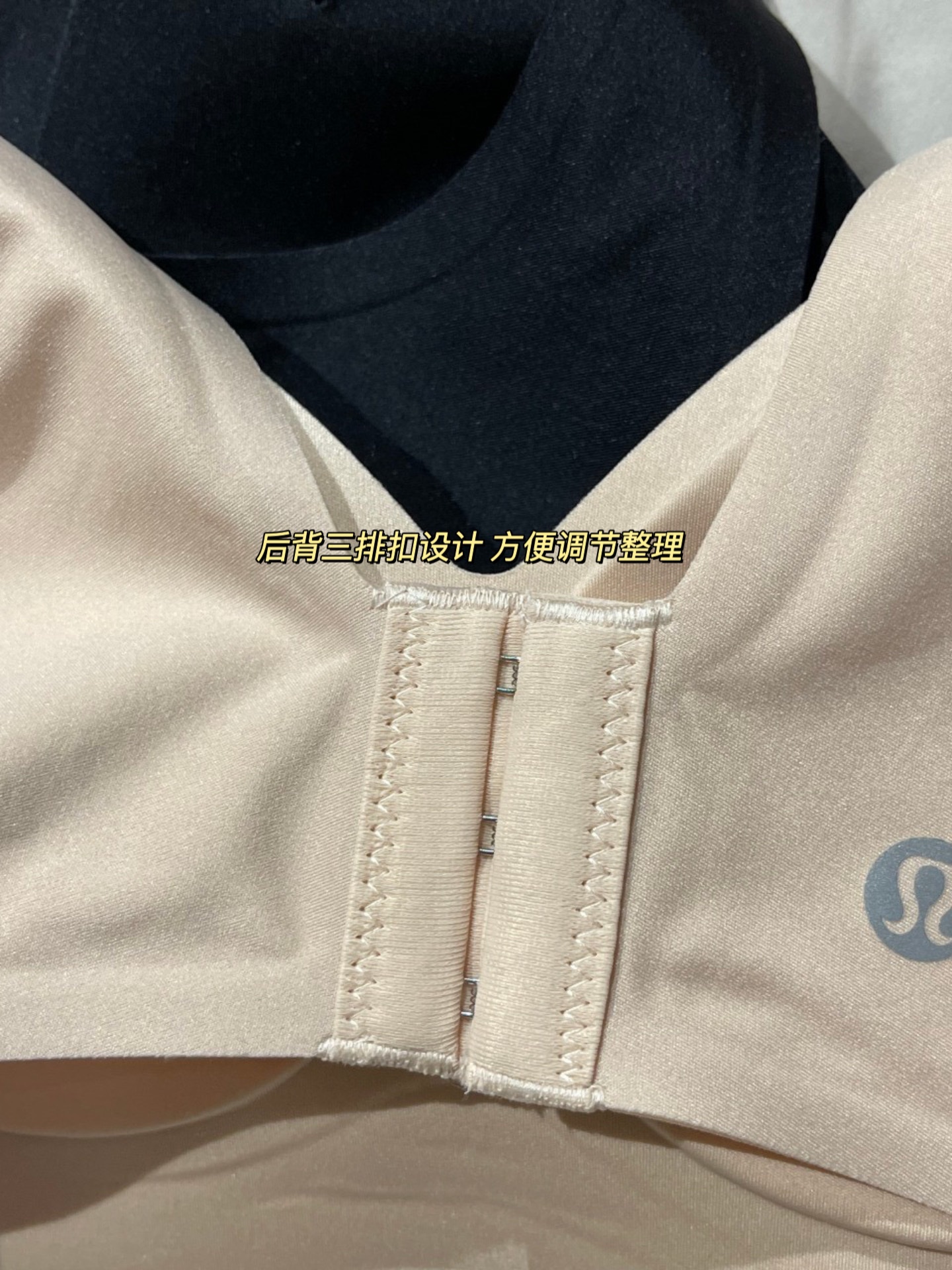 这款内衣集合了聚拢和提升的功能,既能给胸部保持自然形态,同时,还能让胸部变得更丰满、紧实,从而实现优美的曲线 4