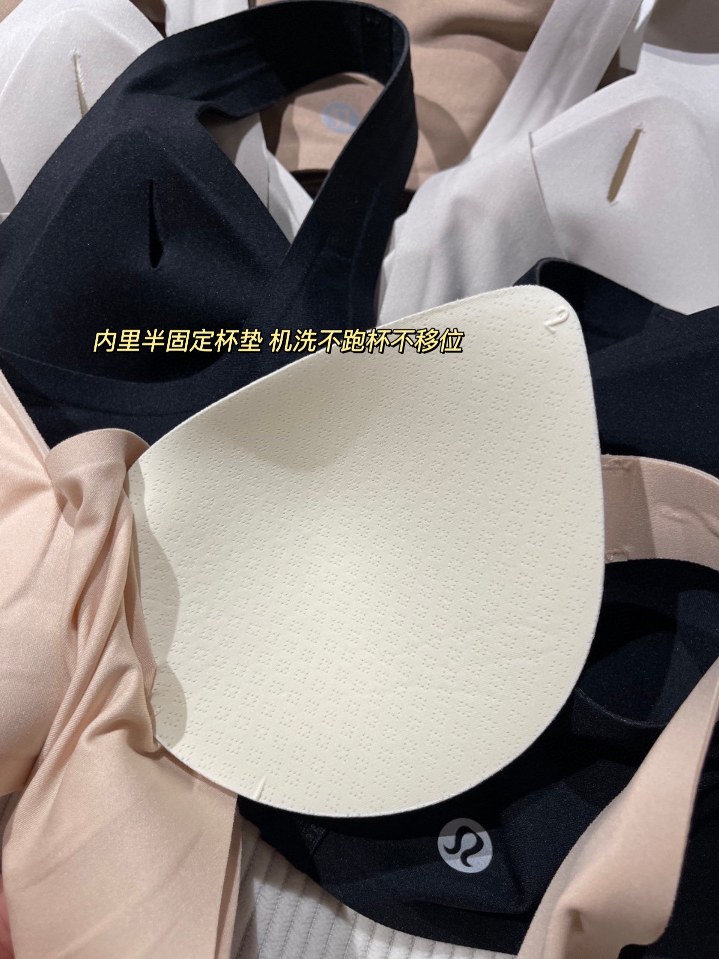 这款内衣集合了聚拢和提升的功能,既能给胸部保持自然形态,同时,还能让胸部变得更丰满、紧实,从而实现优美的曲线 5