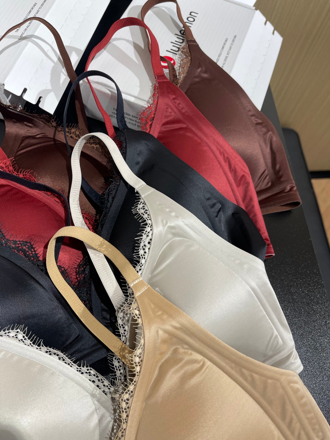 118💰𝐋𝐮*𝐋𝐮女款法式三角杯缎面蕾丝拼接内衣
是会反复爱上的BRA！舒服到没边啊~~
这件内衣简直是为了追求自在的姐妹存在的。
薄薄的三角杯贴合曲线，小胸不空杯，
穿上一整个就是松弛的慵懒感，
真的爆炸好穿啊！珠光缎面+睫毛蕾丝点缀，
越简单越耐看，优雅高级感溢出屏幕
很轻薄，很贴合，有很暖和
上身wan全没有束缚感，告别普通内衣的臃肿紧勒，舒适和颜值双在线，这谁顶得住!

一眼沦陷的是它法式三角杯的经典版型，不同于传统钢圈内衣的束缚感，三角杯的设计搭配无骨软支撑设计，温柔贴合胸部曲线的同时还能巧妙提拉胸型，小胸穿也完全不会空杯，自然承托不压胸，还能勾勒出精致的胸型轮廓

高弹可调节细肩带，能根据身形自由调整长度，贴合肩部不滑落，细肩带的设计还能弱化肩线存在感，搭配露肩装也超合适
后背的四排两扣调节开合，对不同胸围的包容度超高，轻松找到最舒适的贴合度
后背的logo印花低调点缀，彰显品牌质感
三角杯采用立体工艺打造，饱满有型不塌陷
搭配睫毛蕾丝的拼接设计，蕾丝边缘如同睫毛般轻盈灵动，柔美的花纹为内衣增添了浪漫的法式风情，性感中透着一丝娇俏
内里一体杯设计搭配无痕压胶工艺，告别传统内衣的缝线硌肤问题，贴身穿服服帖帖，完全不会有勒痕，哪怕搭配紧身衣也能保持身形平滑

外层是70%锦纶+30%氨纶混纺的缎面面料，
上手触感丝滑细腻，如同真丝般柔润有光泽，缎面的垂坠感让内衣自带高级质感，氨纶的加入又赋予面料出色的弹性，贴合身形却不紧绷；

内里则是65%锦纶+35%氨纶混纺的带厚度面料，
触感软糯亲肤，带着恰到好处的柔软度与支撑性，既能温柔包裹胸部，又不会因为过薄而缺乏承托力，亲肤不刺痒，敏感肌也能放心穿。

黑色 红色 浅灰 肤色 咖色 5个颜色
黑色的神秘魅惑、浅灰的清冷高级、咖色的温柔复古、肤色的自然隐形、红色的明艳热烈，五个配色各有风情，不管是日常通勤的低调搭配，还是节日约会的浪漫氛围，都能找到合适的选择

M码34/75ABC 
L码36/80ABC 
XL码38/85ABC