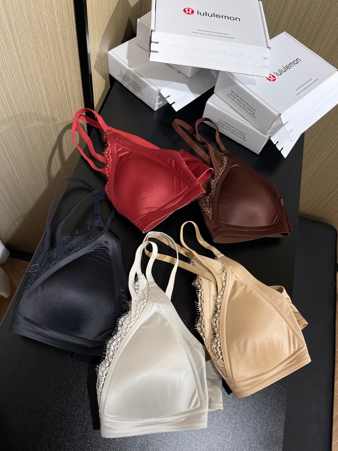 118💰𝐋𝐮*𝐋𝐮女款法式三角杯缎面蕾丝拼接内衣
是会反复爱上的BRA！舒服到没边啊~~
这件内衣简直是为了追求自在的姐妹存在的。
薄薄的三角杯贴合曲线，小胸不空杯，
穿上一整个就是松弛的慵懒感，
真的爆炸好穿啊！珠光缎面+睫毛蕾丝点缀，
越简单越耐看，优雅高级感溢出屏幕
很轻薄，很贴合，有很暖和
上身wan全没有束缚感，告别普通内衣的臃肿紧勒，舒适和颜值双在线，这谁顶得住!

一眼沦陷的是它法式三角杯的经典版型，不同于传统钢圈内衣的束缚感，三角杯的设计搭配无骨软支撑设计，温柔贴合胸部曲线的同时还能巧妙提拉胸型，小胸穿也完全不会空杯，自然承托不压胸，还能勾勒出精致的胸型轮廓

高弹可调节细肩带，能根据身形自由调整长度，贴合肩部不滑落，细肩带的设计还能弱化肩线存在感，搭配露肩装也超合适
后背的四排两扣调节开合，对不同胸围的包容度超高，轻松找到最舒适的贴合度
后背的logo印花低调点缀，彰显品牌质感
三角杯采用立体工艺打造，饱满有型不塌陷
搭配睫毛蕾丝的拼接设计，蕾丝边缘如同睫毛般轻盈灵动，柔美的花纹为内衣增添了浪漫的法式风情，性感中透着一丝娇俏
内里一体杯设计搭配无痕压胶工艺，告别传统内衣的缝线硌肤问题，贴身穿服服帖帖，完全不会有勒痕，哪怕搭配紧身衣也能保持身形平滑

外层是70%锦纶+30%氨纶混纺的缎面面料，
上手触感丝滑细腻，如同真丝般柔润有光泽，缎面的垂坠感让内衣自带高级质感，氨纶的加入又赋予面料出色的弹性，贴合身形却不紧绷；

内里则是65%锦纶+35%氨纶混纺的带厚度面料，
触感软糯亲肤，带着恰到好处的柔软度与支撑性，既能温柔包裹胸部，又不会因为过薄而缺乏承托力，亲肤不刺痒，敏感肌也能放心穿。

黑色 红色 浅灰 肤色 咖色 5个颜色
黑色的神秘魅惑、浅灰的清冷高级、咖色的温柔复古、肤色的自然隐形、红色的明艳热烈，五个配色各有风情，不管是日常通勤的低调搭配，还是节日约会的浪漫氛围，都能找到合适的选择

M码34/75ABC 
L码36/80ABC 
XL码38/85ABC