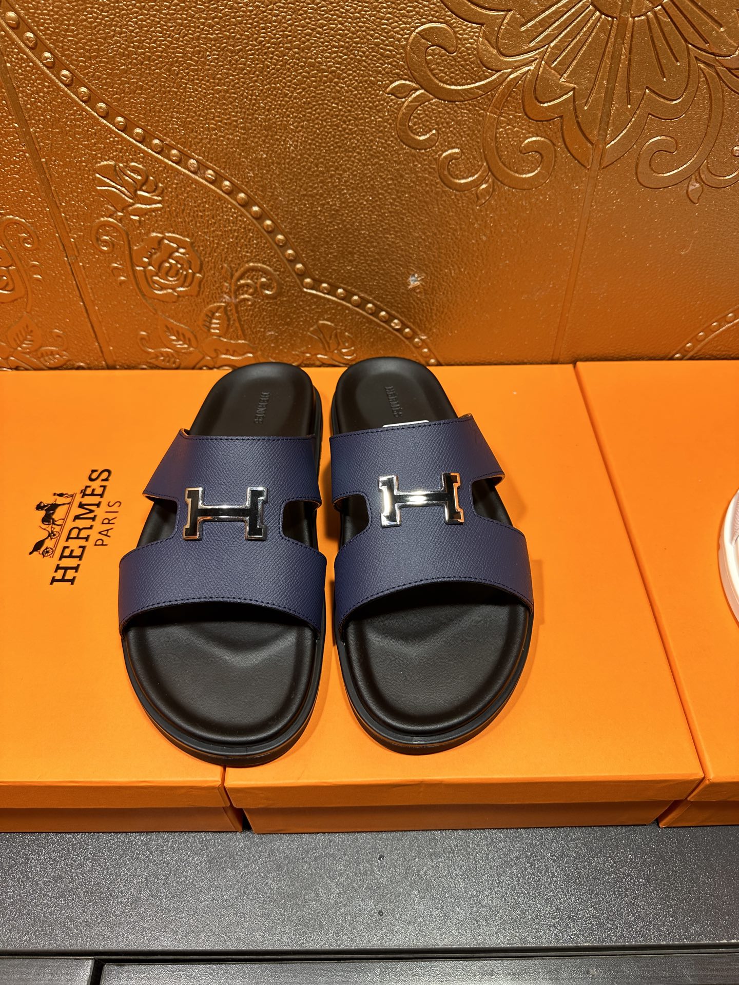 NO:625867,The latest Hermes official website counter synchronizes the new oran cowhide H slippers. The original Paris version is flown back to the authentic product to open the mold to create the highest quality. Sincerity, you can enter and exit the counter at will. The upper is made of original customized cowhide. Colored palm prints. Colored cowhide, multiple colors available. Imported leather foot lining, the latest original outsole from Italy, code number: 38-47, slippers, hermes, hermes, slippers, cowhide19860909Hermes爱马仕 官网最新专柜同步新款oran牛皮面H拖鞋 巴黎原版飞回正品开模完美打造最高品质 诚意巨献,可随意进出专柜鞋面采用原版定制牛皮.彩色手掌纹.彩色牛皮,多色可选.进口皮垫脚内里,意大利最新原版大底,码数:38-47,拖鞋,hermes,hermes,slippers,cowhide,Women's Shoes